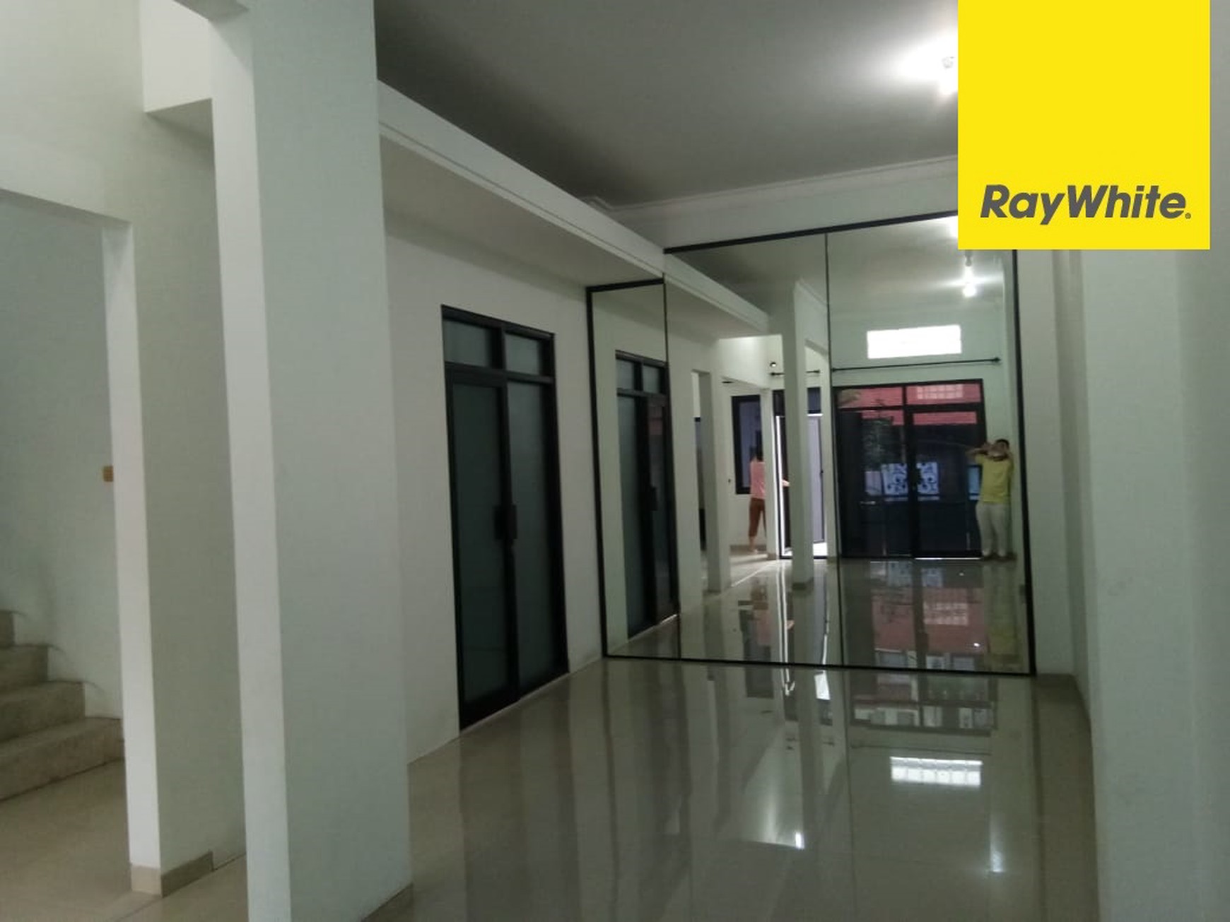Dijual Rumah 2 lantai di Griya Asri Pakuwon City Surabaya