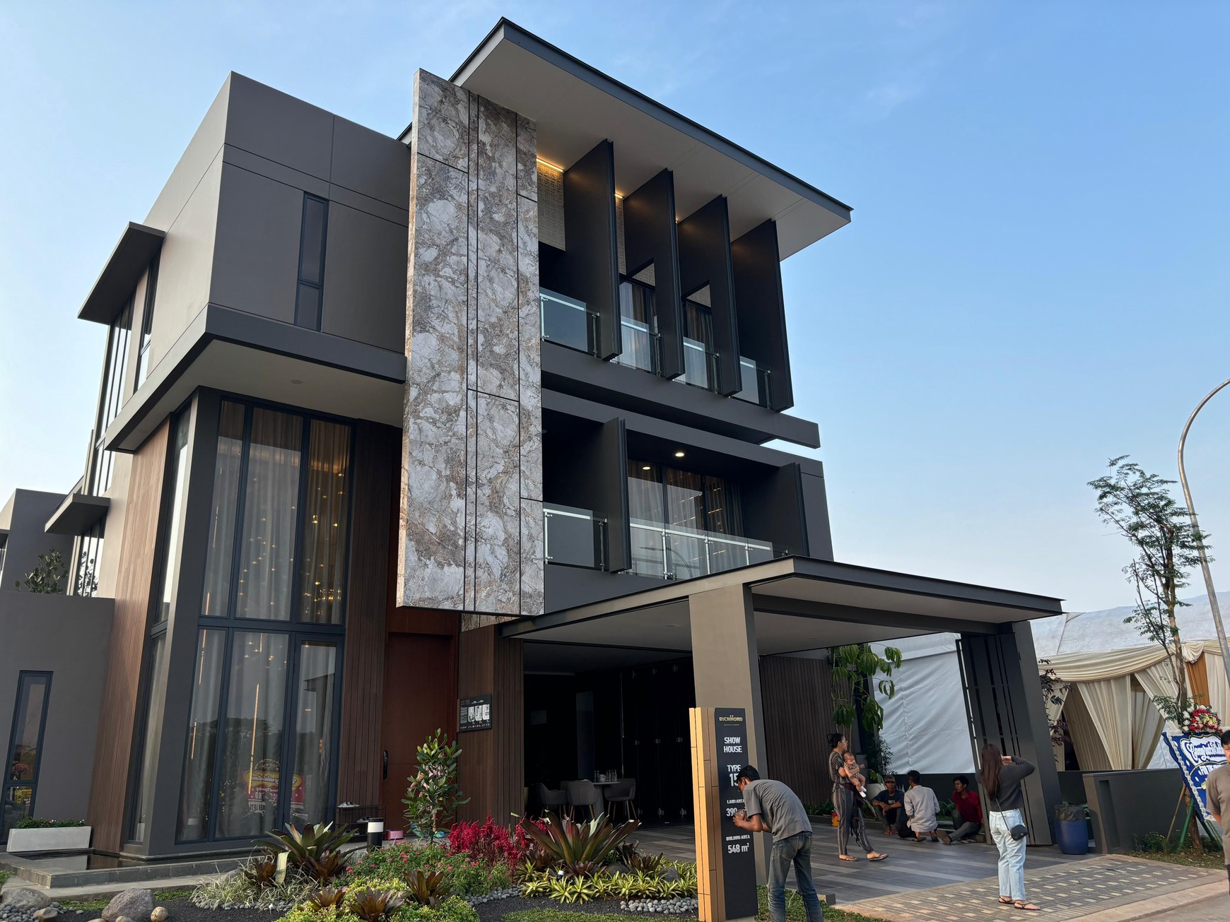 Early Bird Promo - Bonus Voucher Travel - Rumah Sultan 3 Lantai di Lengkapi Lift di Richmond Kota Wisata 