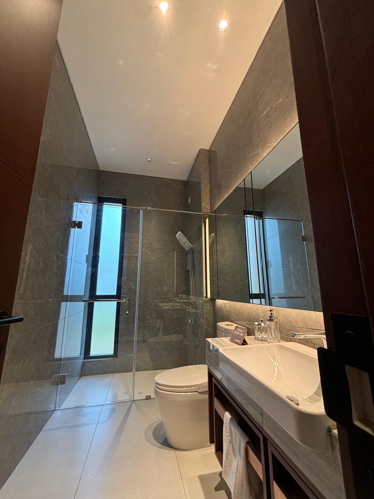 Early Bird Promo - Bonus Voucher Travel - Rumah Sultan 3 Lantai di Lengkapi Lift di Richmond Kota Wisata 