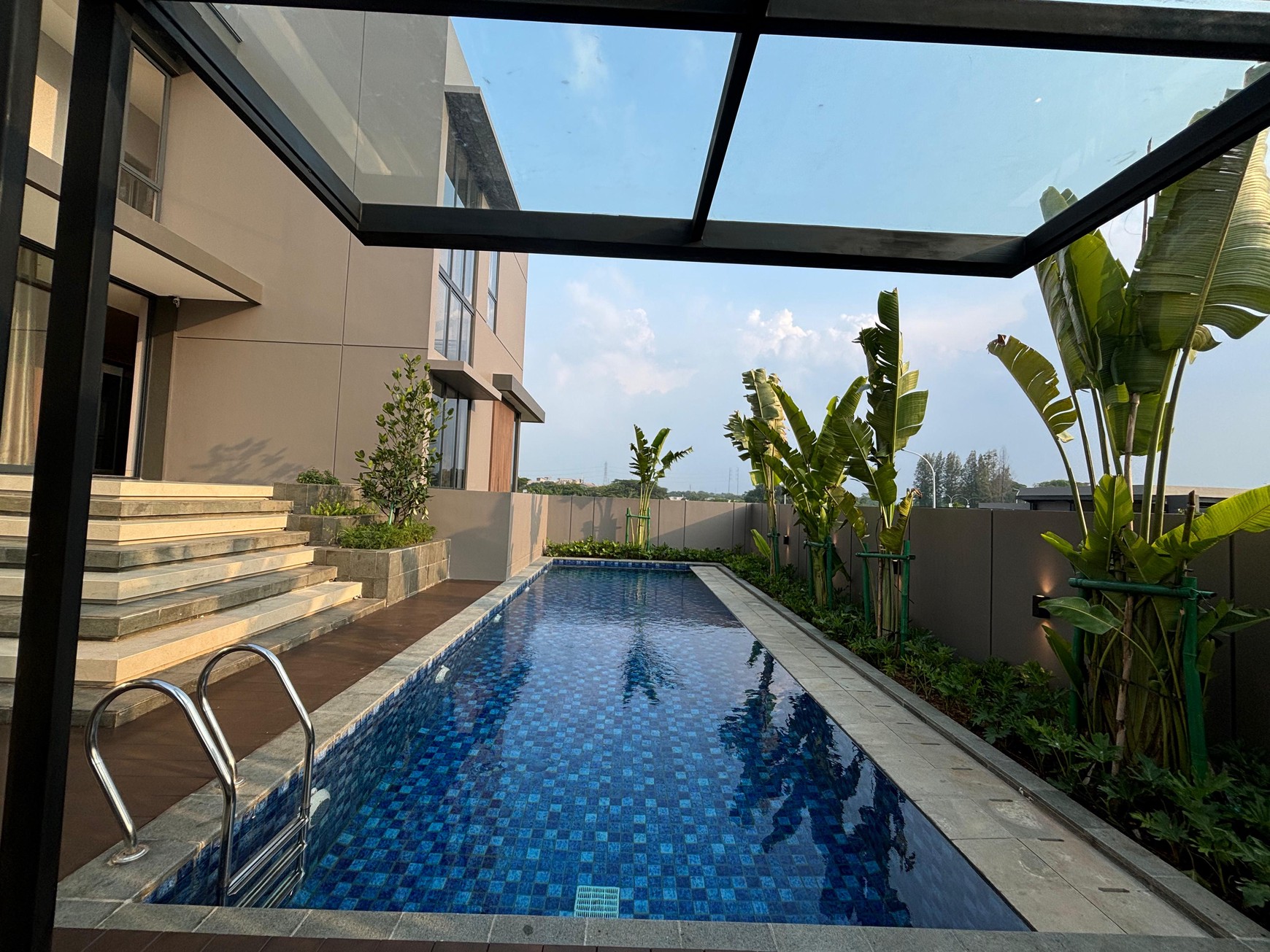 Early Bird Promo - Bonus Voucher Travel - Rumah Sultan 3 Lantai di Lengkapi Lift di Richmond Kota Wisata 