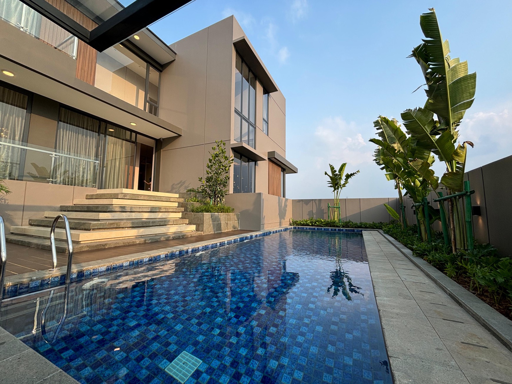 Early Bird Promo - Bonus Voucher Travel - Rumah Sultan 3 Lantai di Lengkapi Lift di Richmond Kota Wisata 