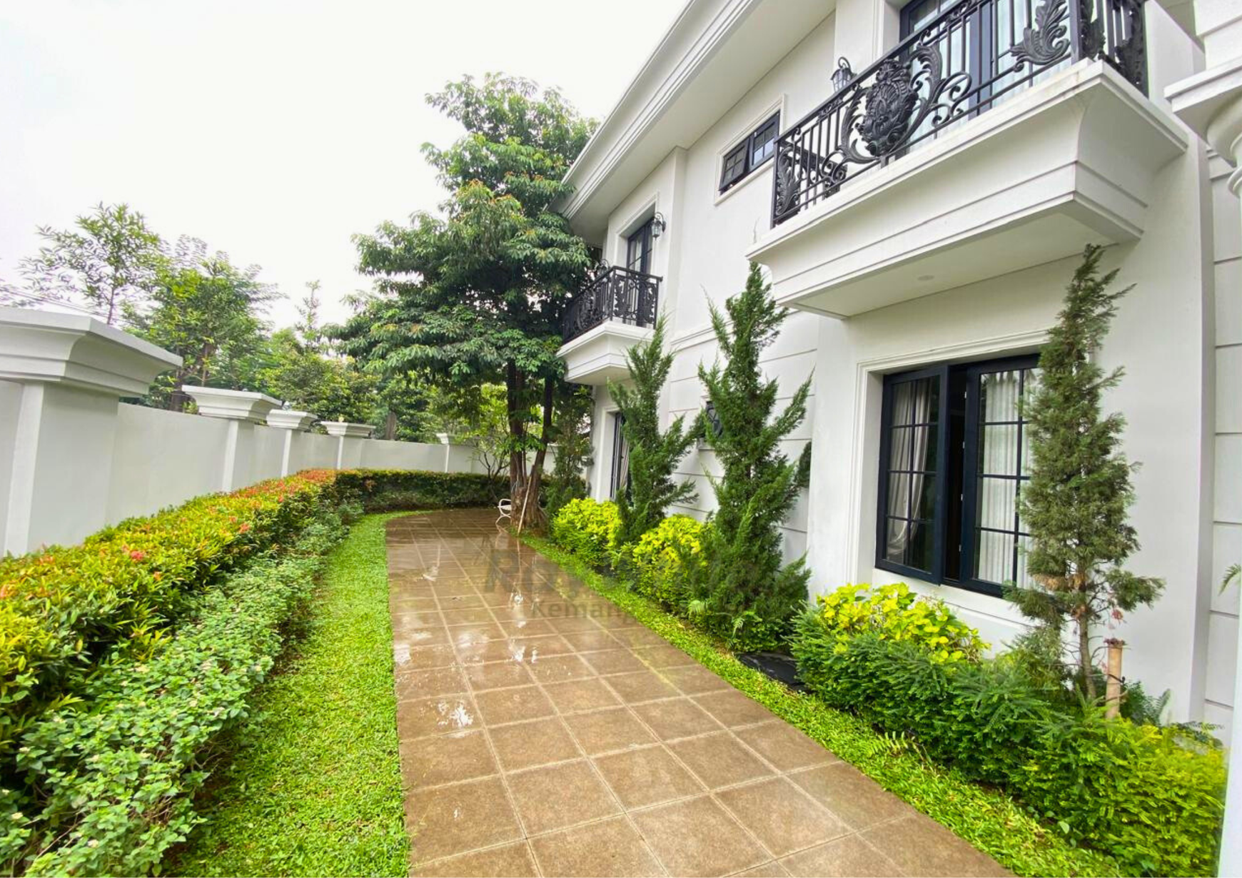 Mewah & Langka! Rumah Hoek Depan Taman - Pondok Indah, Shm