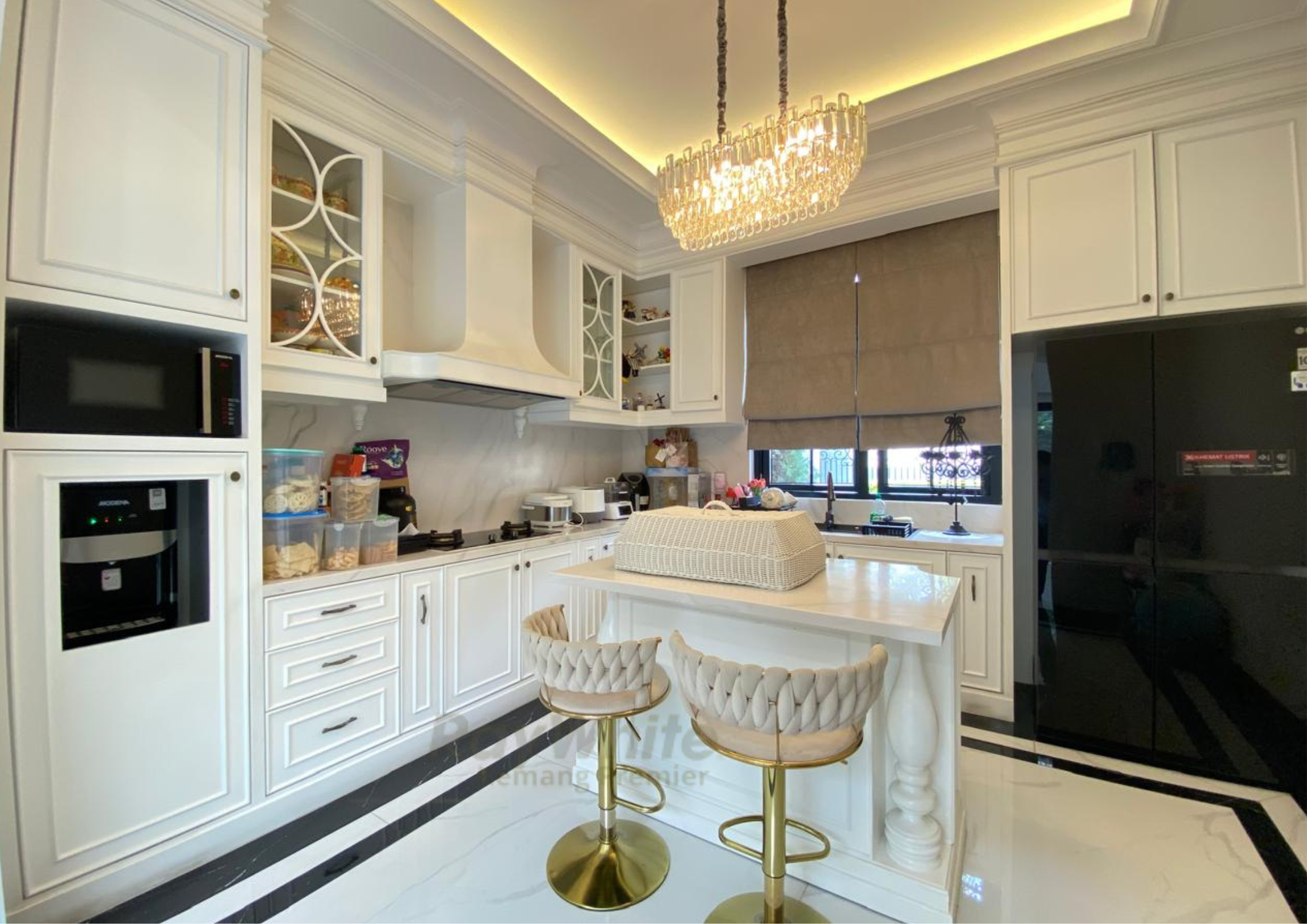 Mewah & Langka! Rumah Hoek Depan Taman - Pondok Indah, Shm