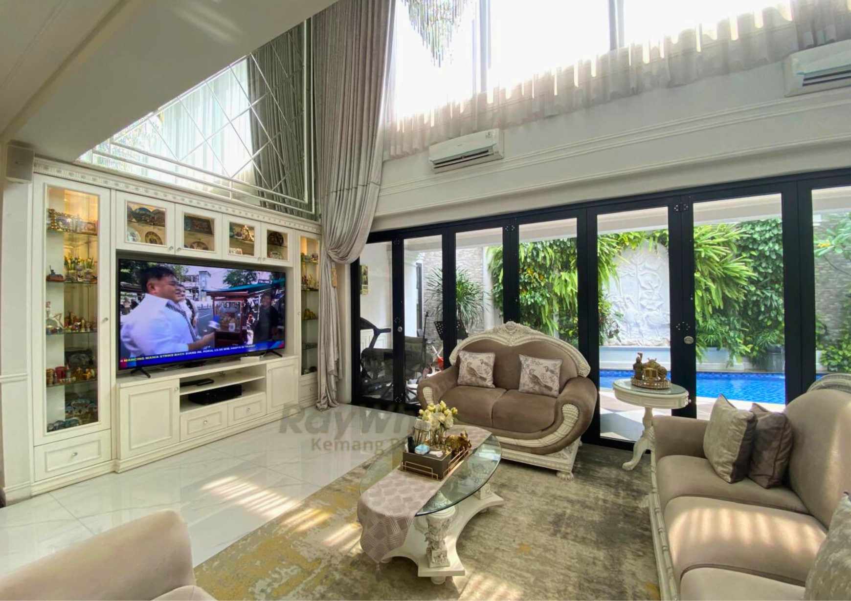 Mewah & Langka! Rumah Hoek Depan Taman - Pondok Indah, Shm