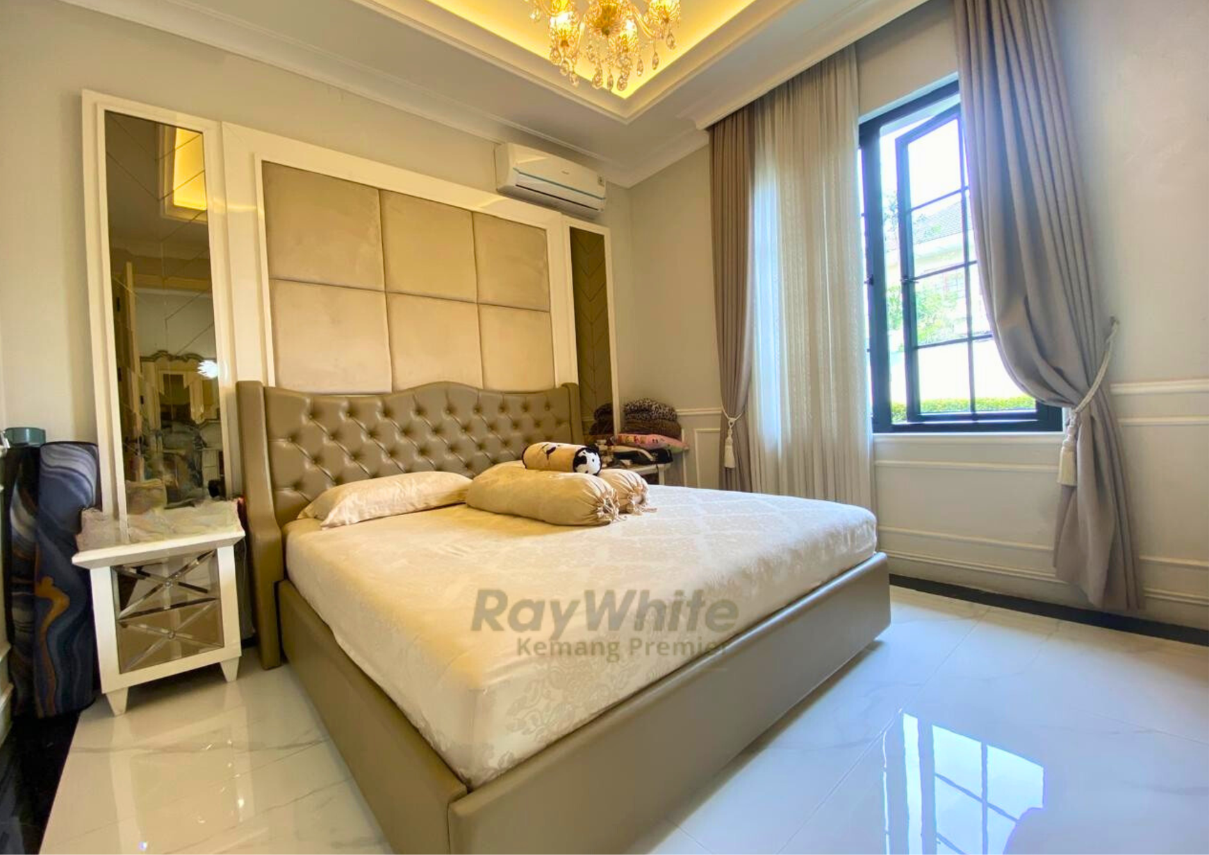 Mewah & Langka! Rumah Hoek Depan Taman - Pondok Indah, Shm