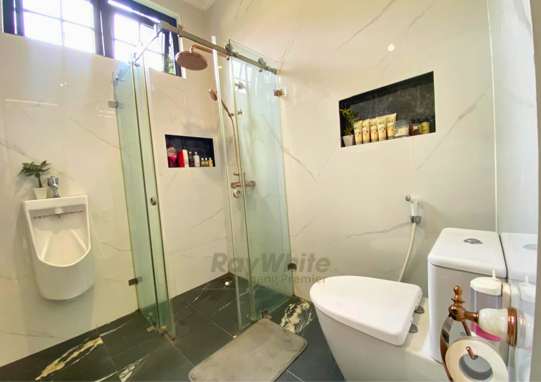 Mewah & Langka! Rumah Hoek Depan Taman - Pondok Indah, Shm