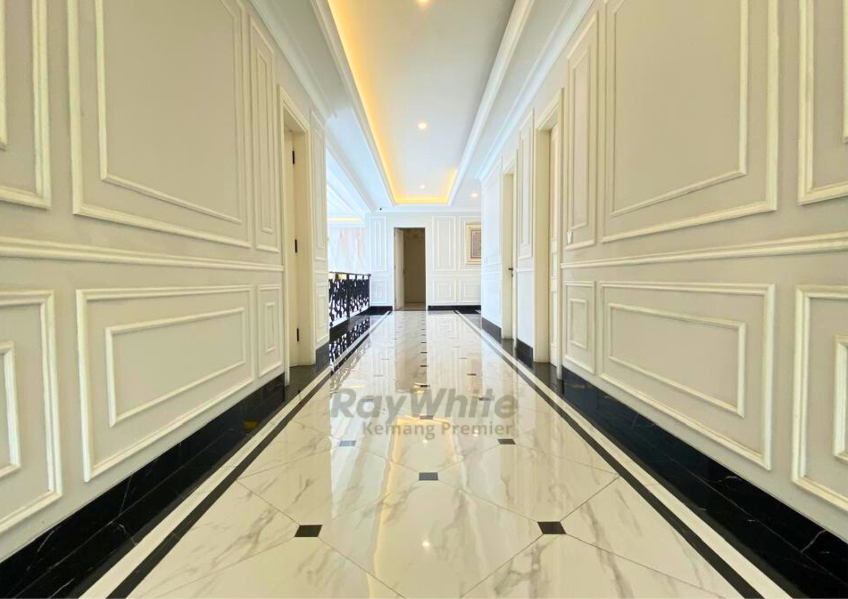 Mewah & Langka! Rumah Hoek Depan Taman - Pondok Indah, Shm