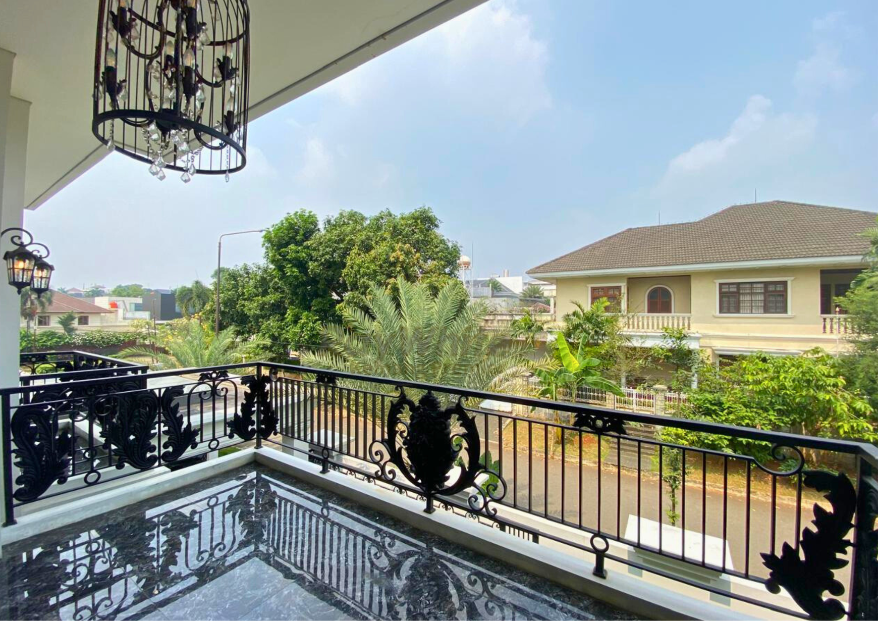 Mewah & Langka! Rumah Hoek Depan Taman - Pondok Indah, Shm