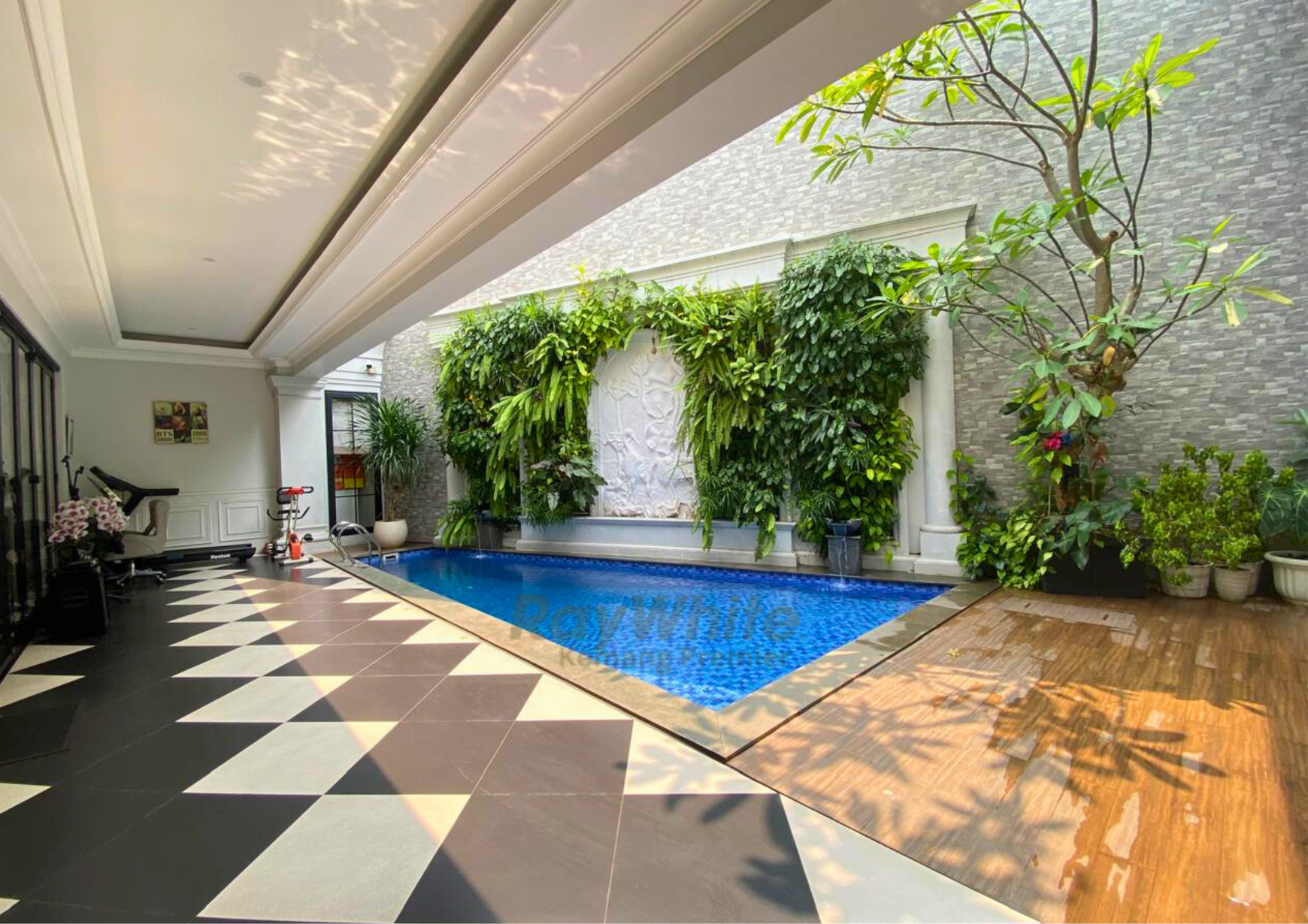 Mewah & Langka! Rumah Hoek Depan Taman - Pondok Indah, Shm