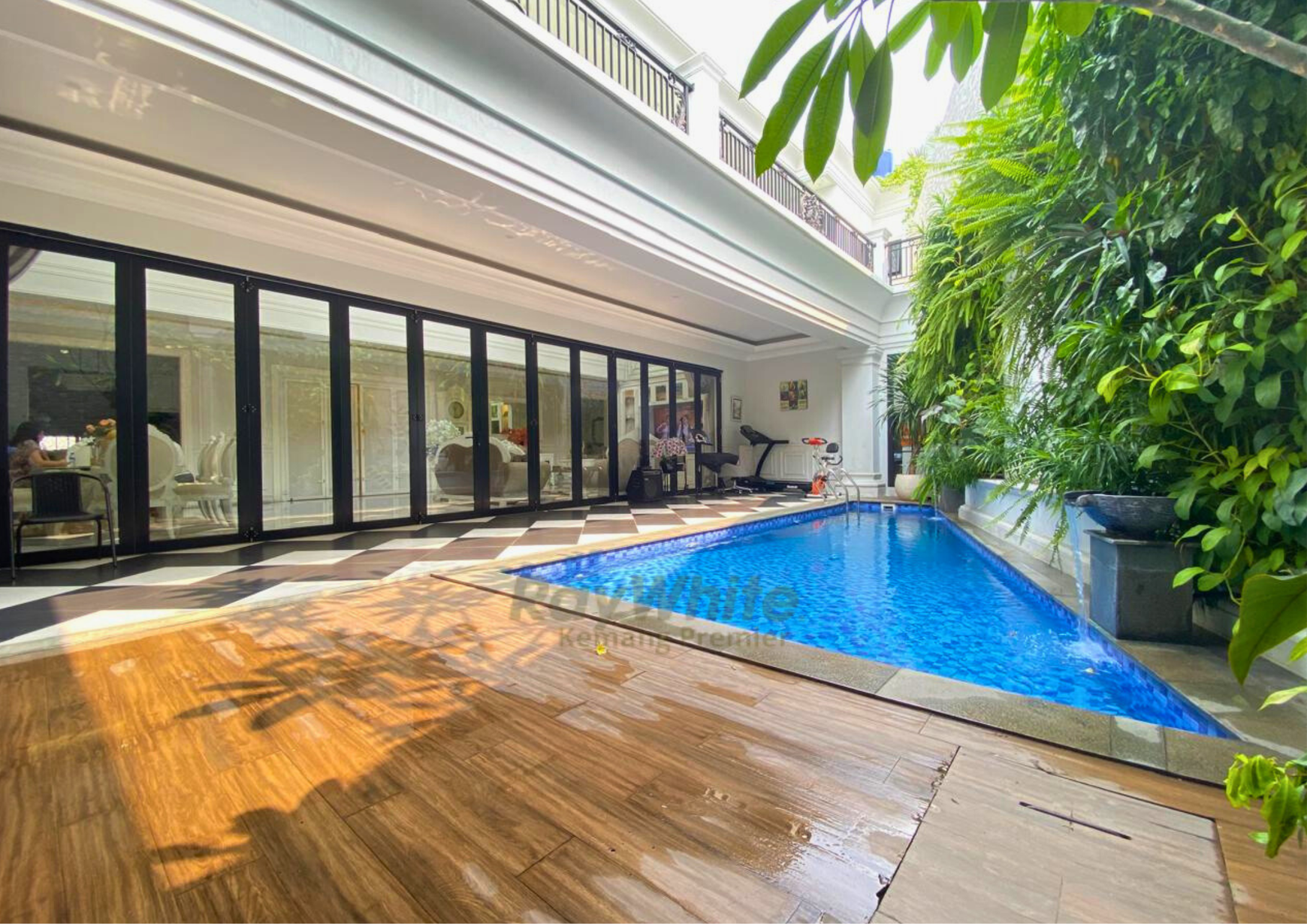 Mewah & Langka! Rumah Hoek Depan Taman - Pondok Indah, Shm