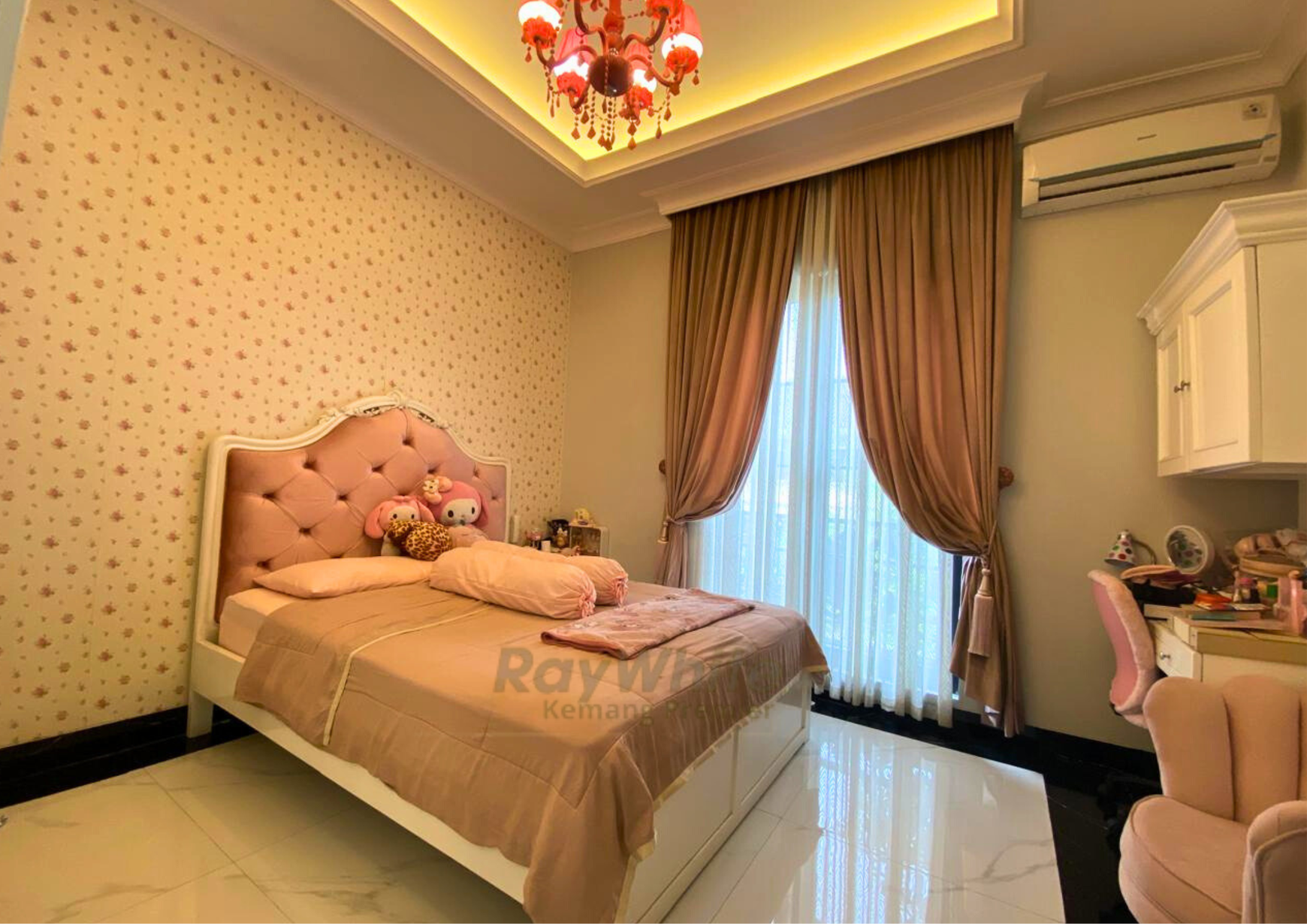 Mewah & Langka! Rumah Hoek Depan Taman - Pondok Indah, Shm