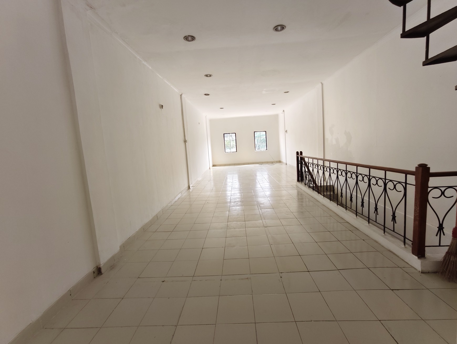 Ruko Kota wisata Hadap Boulevard Utama