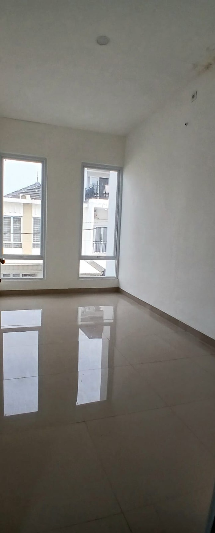 Rumah minimalis, bagus, bebas banjir dalam Cluster di Ciputat