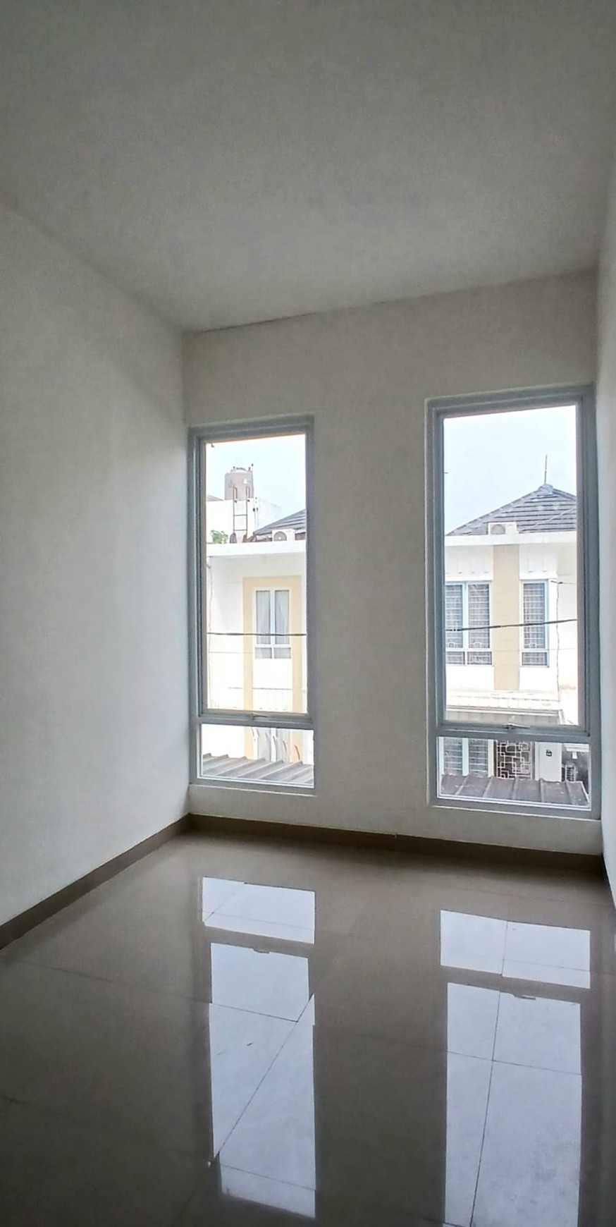 Rumah minimalis, bagus, bebas banjir dalam Cluster di Ciputat