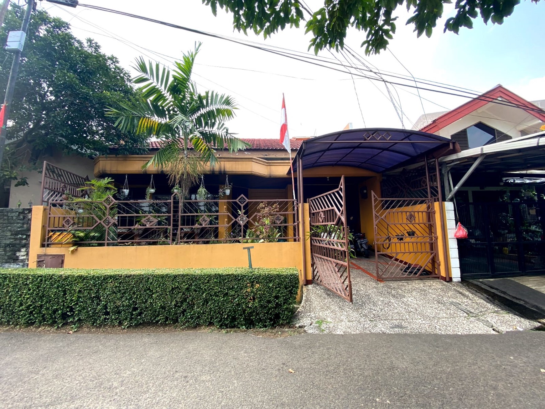 Rumah Asri, lingkungan aman dan nyaman, lokasi strategis di Bintaro Sektor 2