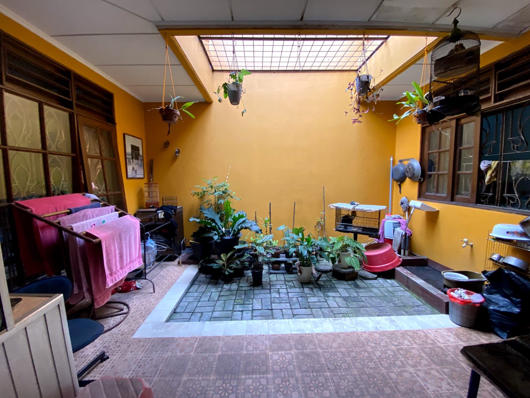 Rumah Asri, lingkungan aman dan nyaman, lokasi strategis di Bintaro Sektor 2