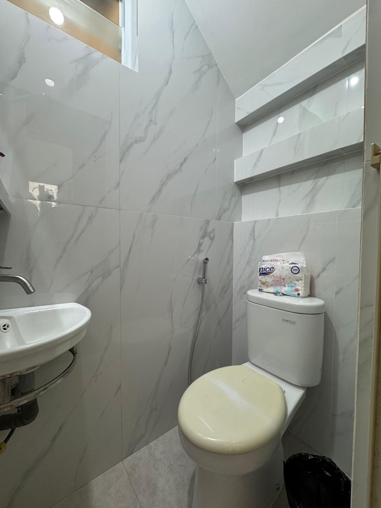Rumah Full Furnished 2 Lantai di Serpong Siap Huni SHM KT 2+1 KM 2