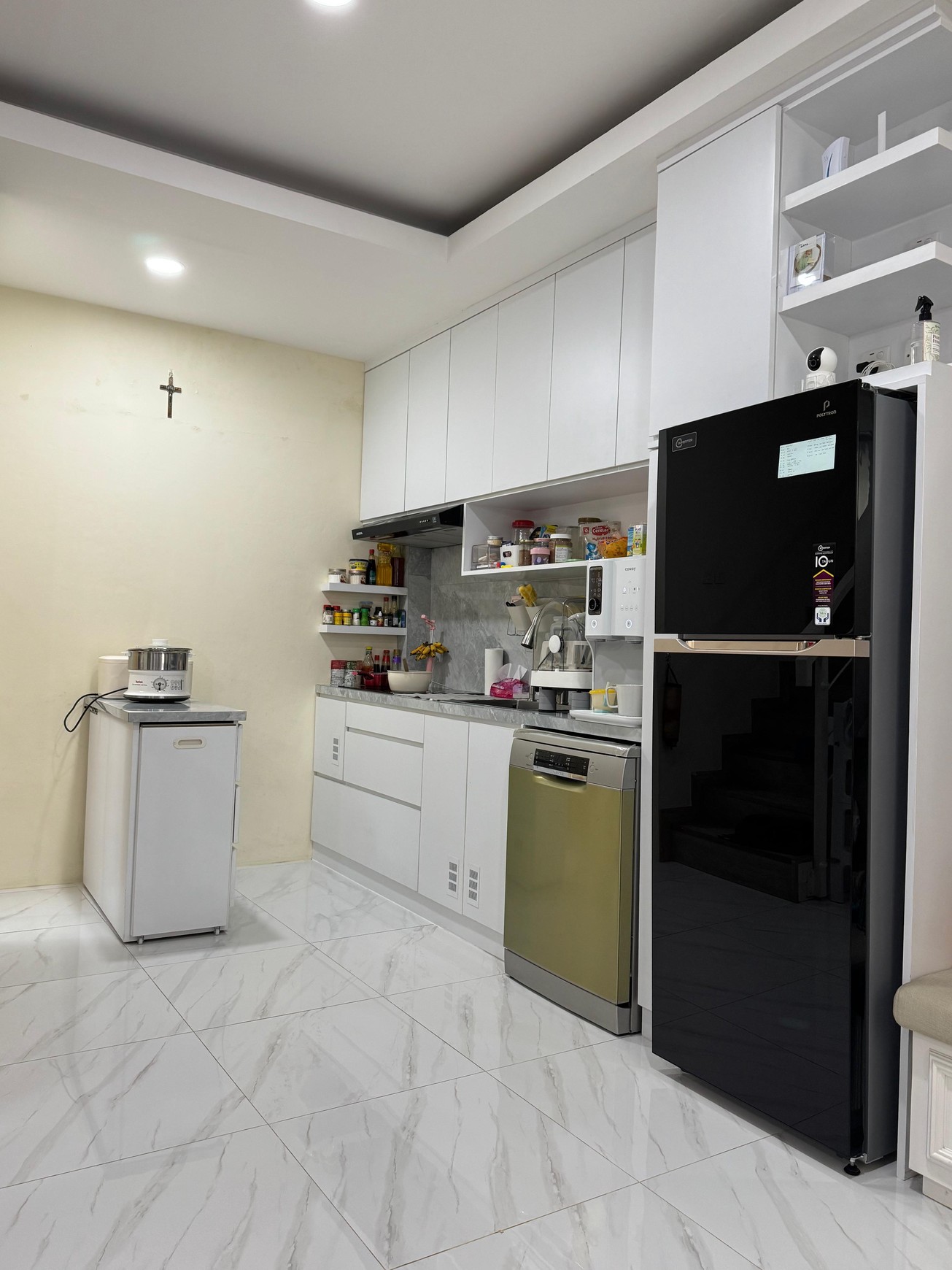 Rumah Full Furnished 2 Lantai di Serpong Siap Huni SHM KT 2+1 KM 2