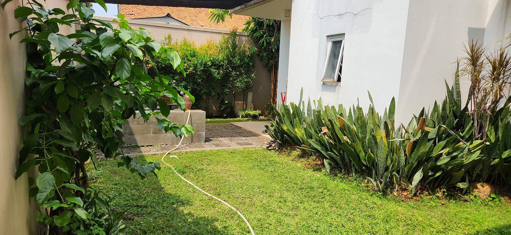 Rumah aman dan Nyaman diKomplek Bea Cukai