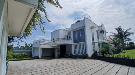 Dijual rumah mewah dengan taman yang luas   di Cinere 