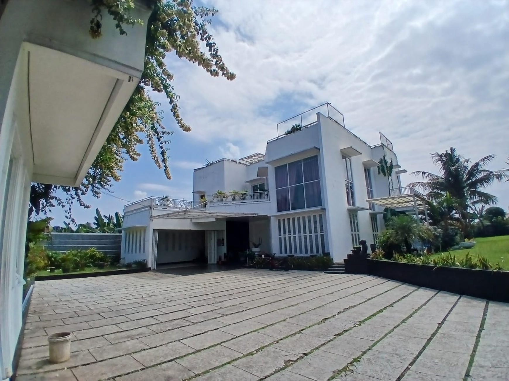 Dijual rumah mewah dengan taman yang luas di Cinere