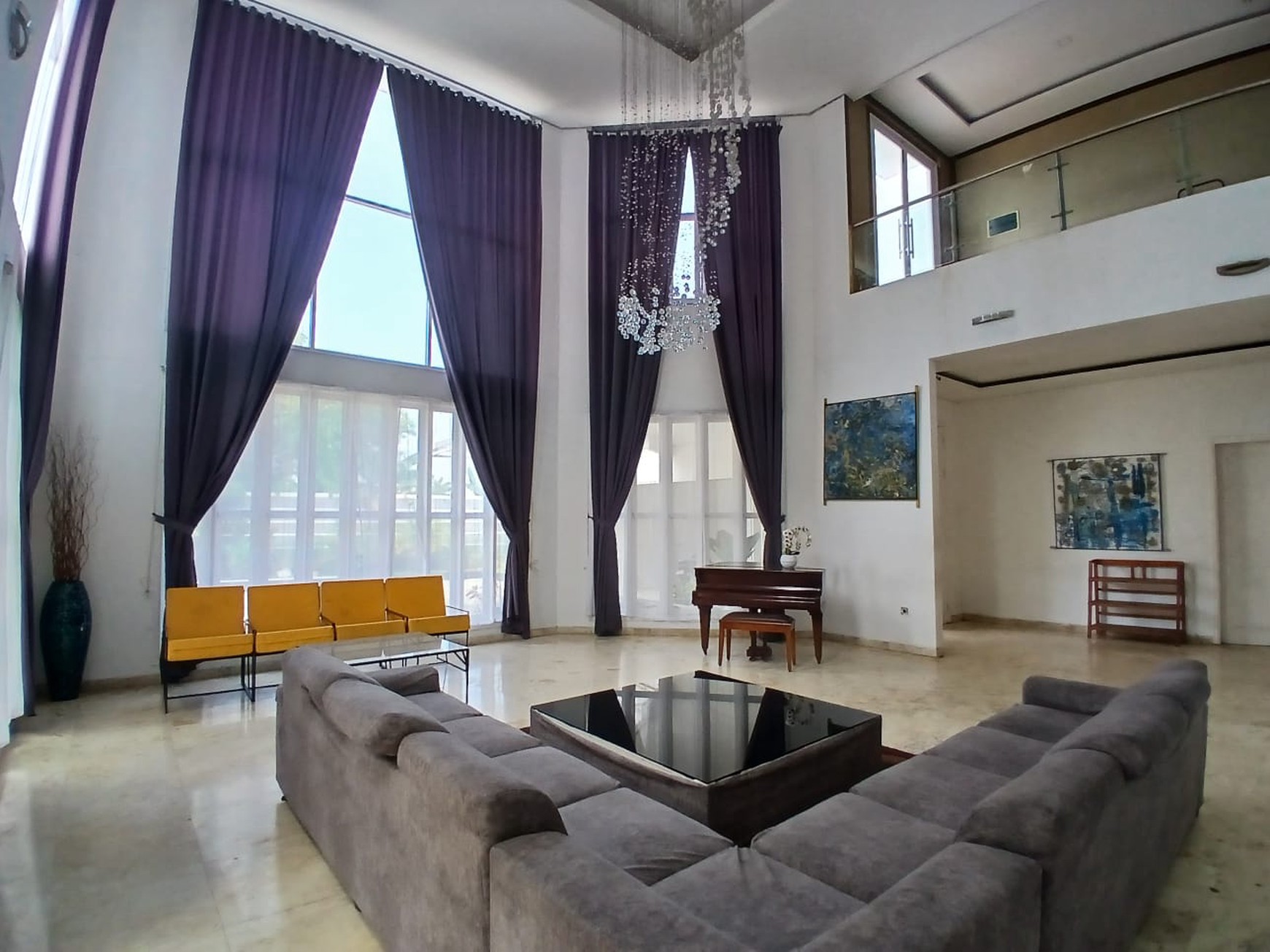 Dijual rumah mewah dengan taman yang luas di Cinere