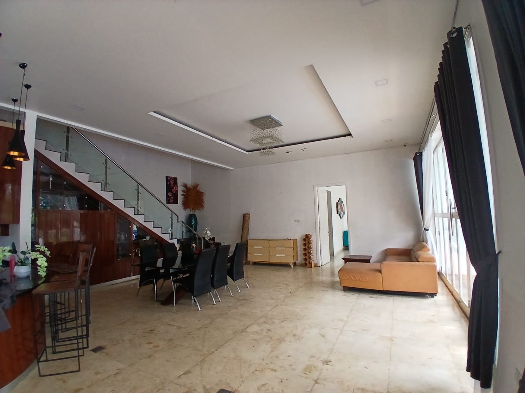 Dijual rumah mewah dengan taman yang luas di Cinere