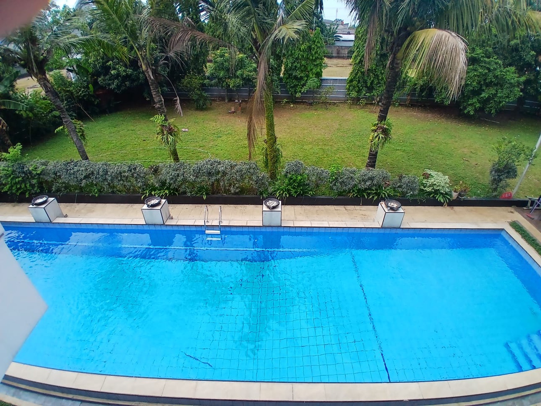 Dijual rumah mewah dengan taman yang luas di Cinere