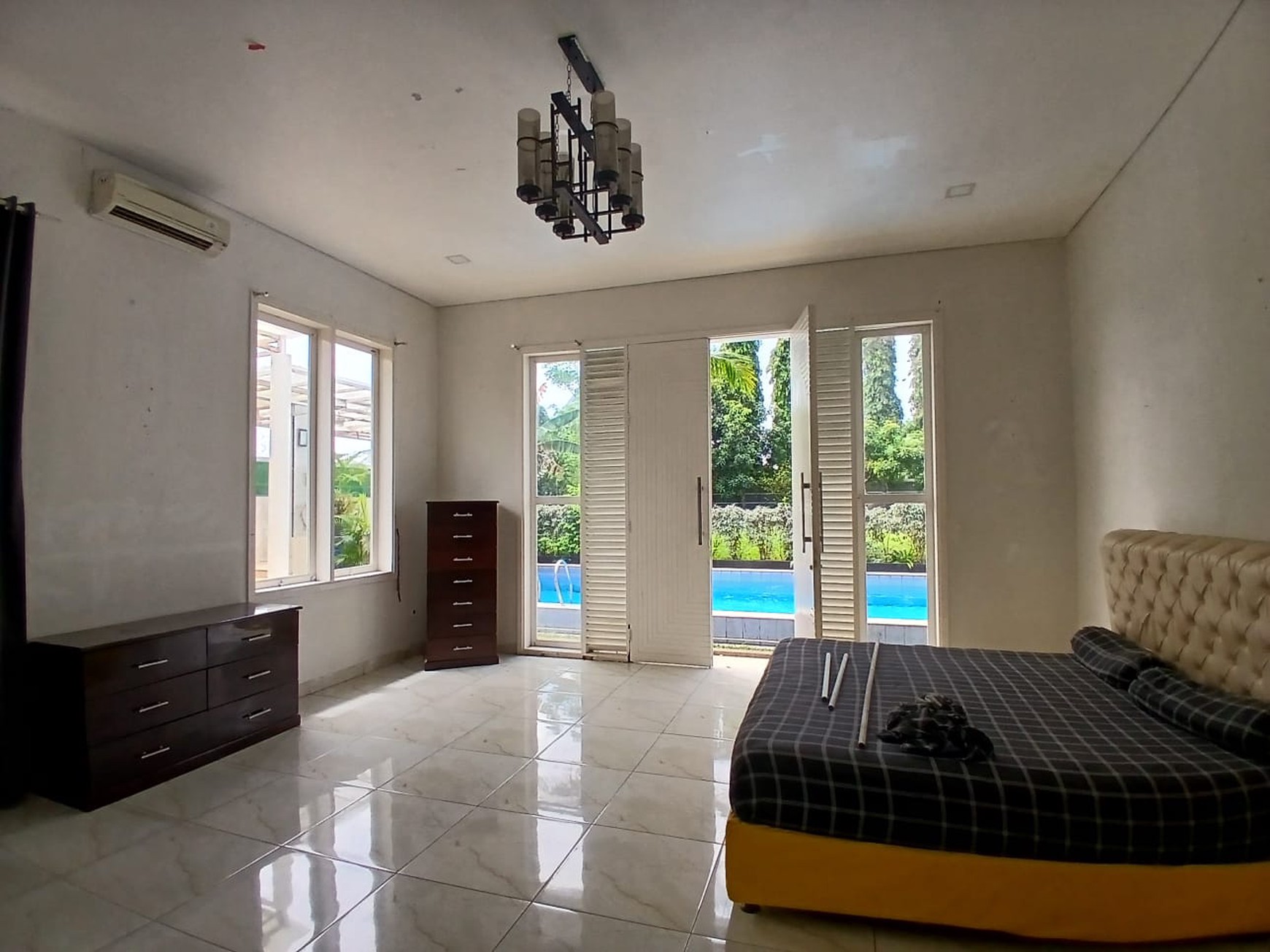 Dijual rumah mewah dengan taman yang luas di Cinere