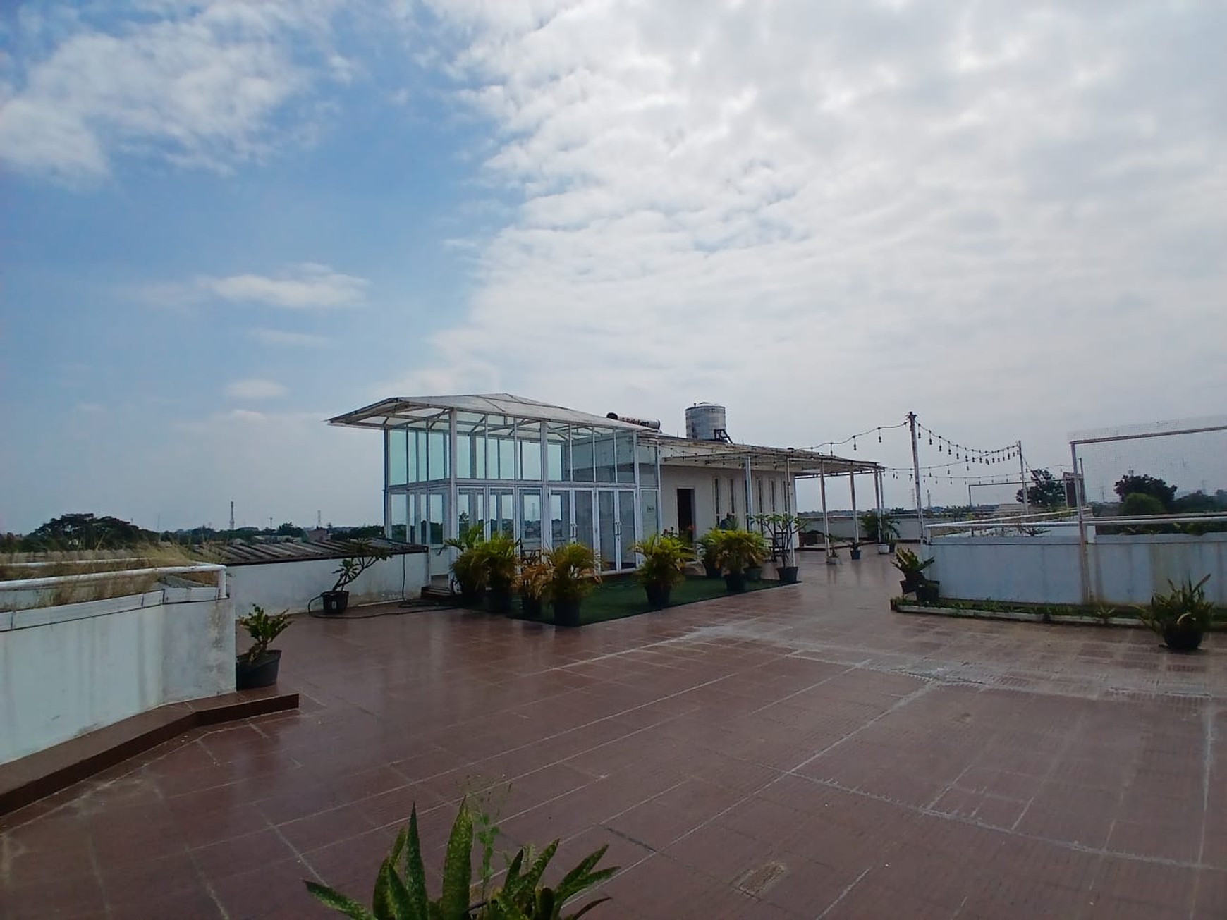Dijual rumah mewah dengan taman yang luas di Cinere
