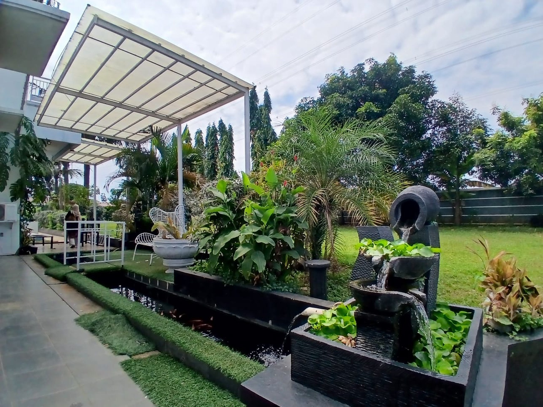 Dijual rumah mewah dengan taman yang luas di Cinere