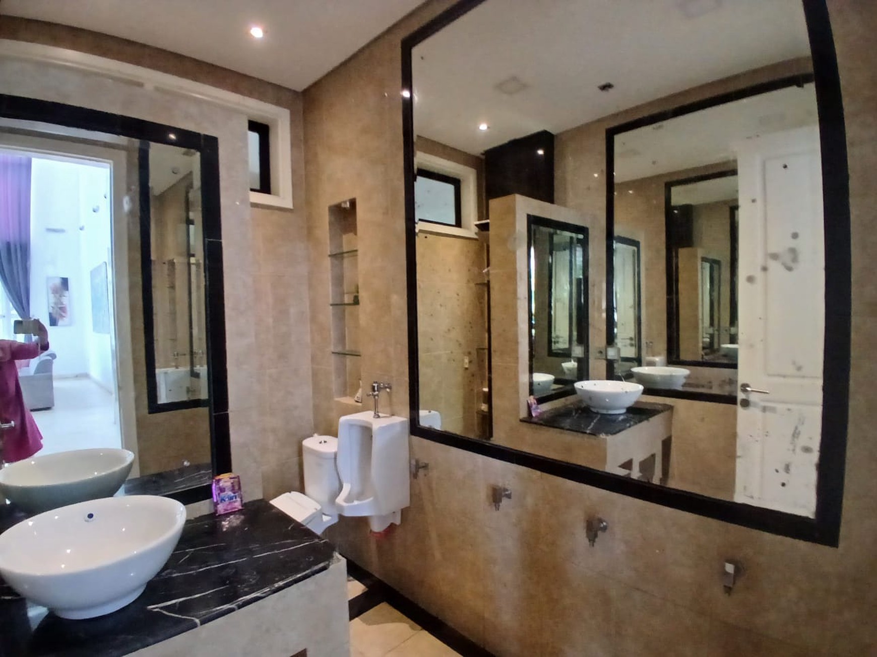Dijual rumah mewah dengan taman yang luas di Cinere