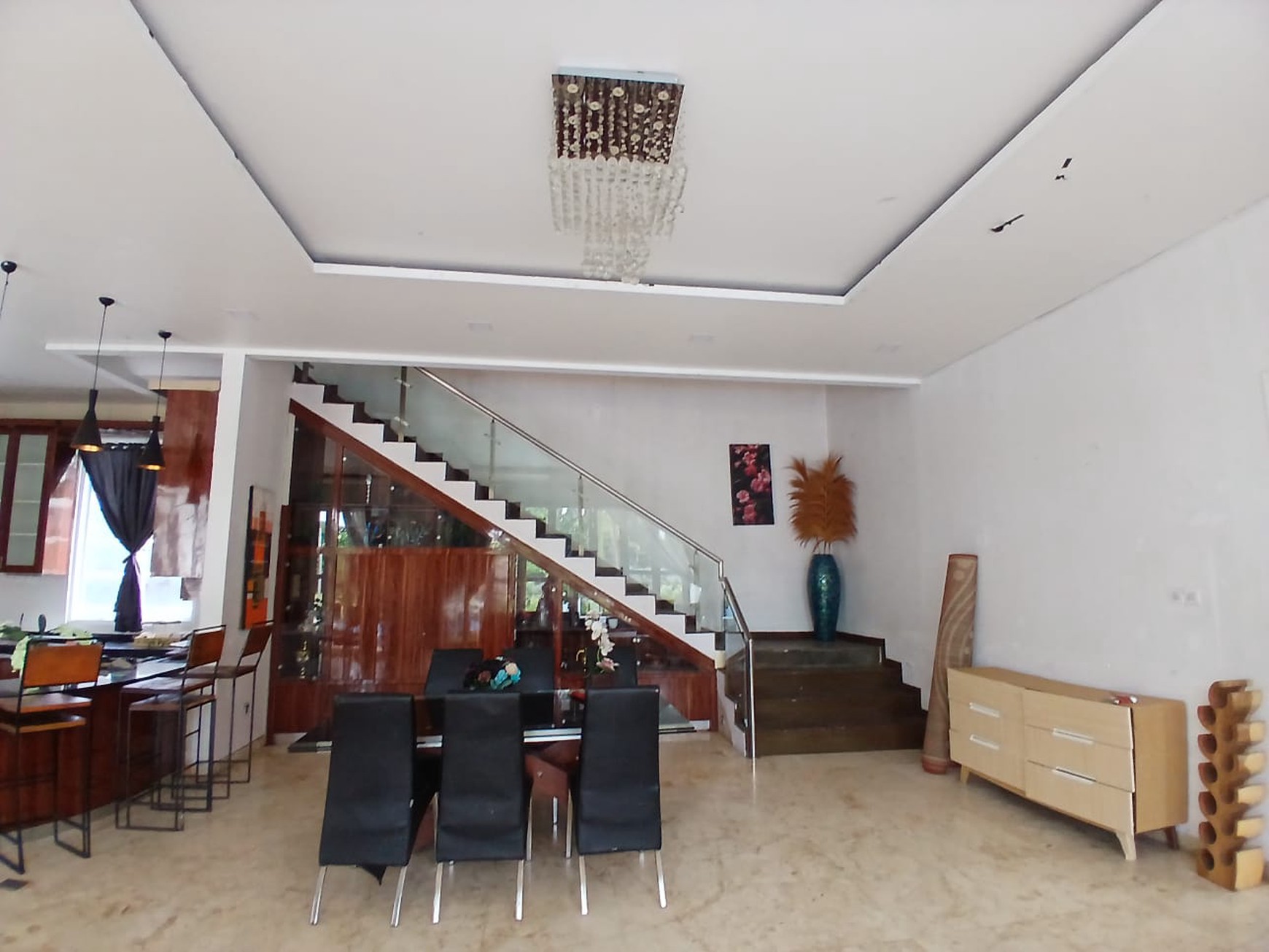 Dijual rumah mewah dengan taman yang luas di Cinere