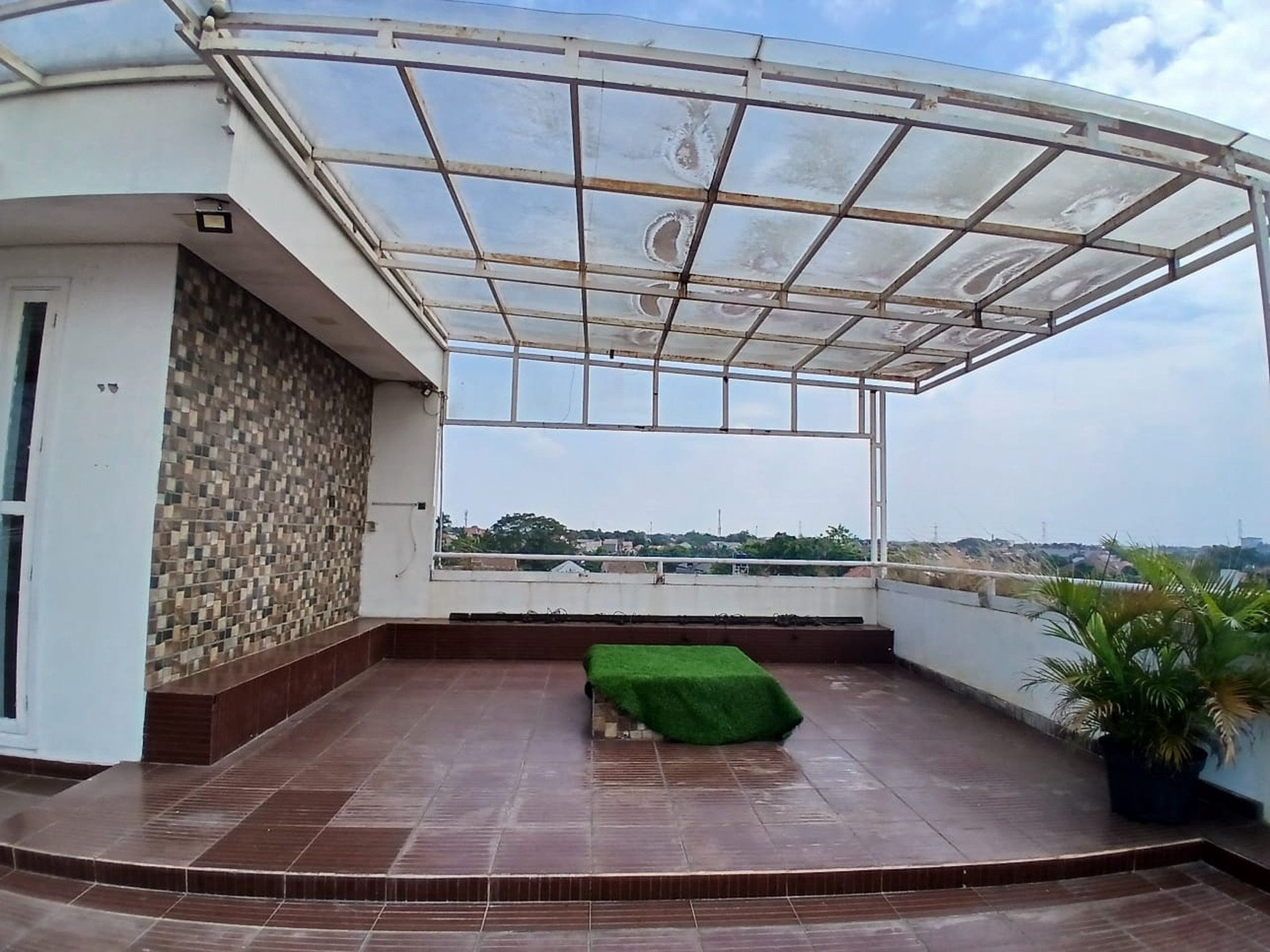 Dijual rumah mewah dengan taman yang luas di Cinere