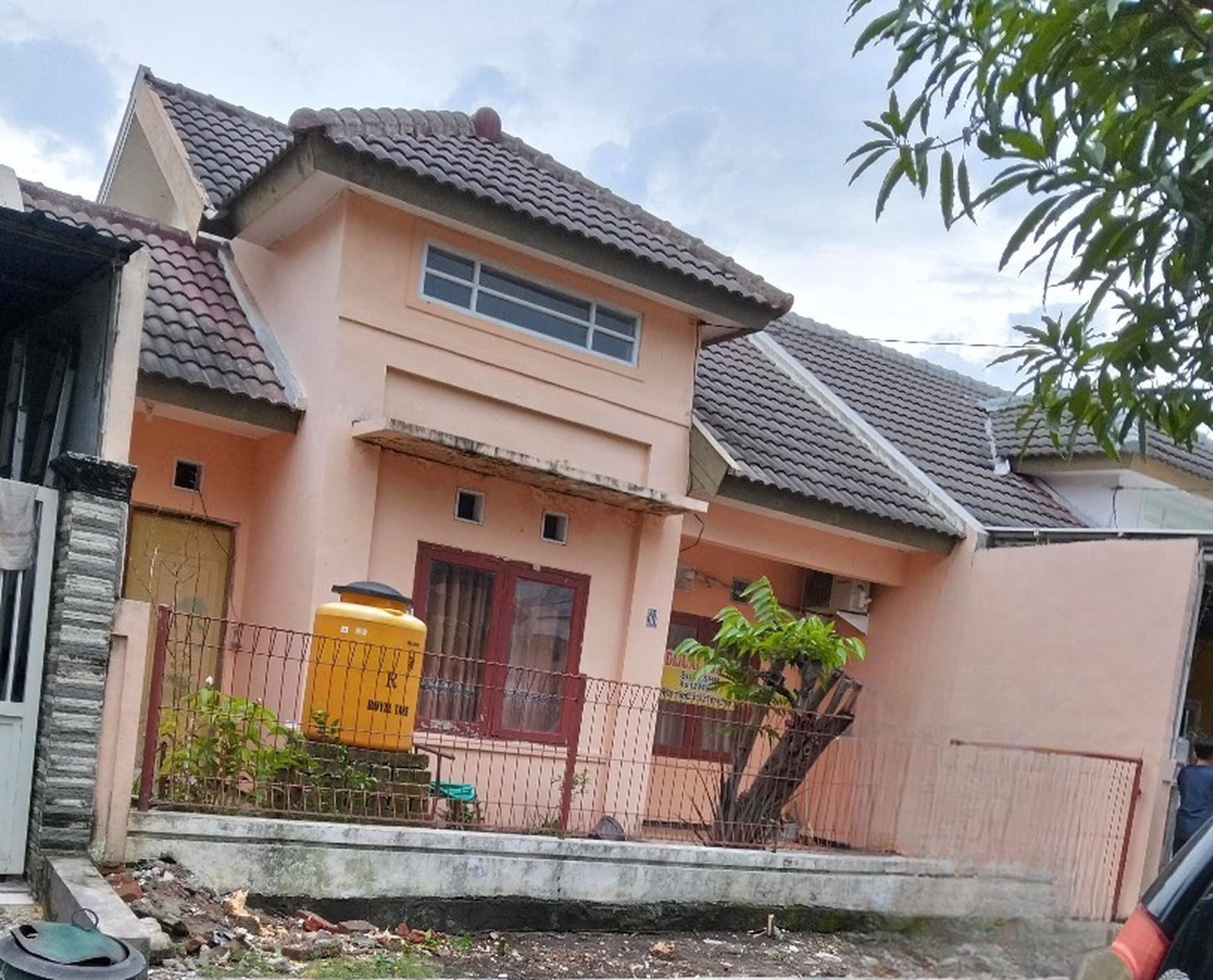 DIJUAL RUMAH  PRAMBON ASRI KEPATIHAN GRESIK SEMI FURNISHED