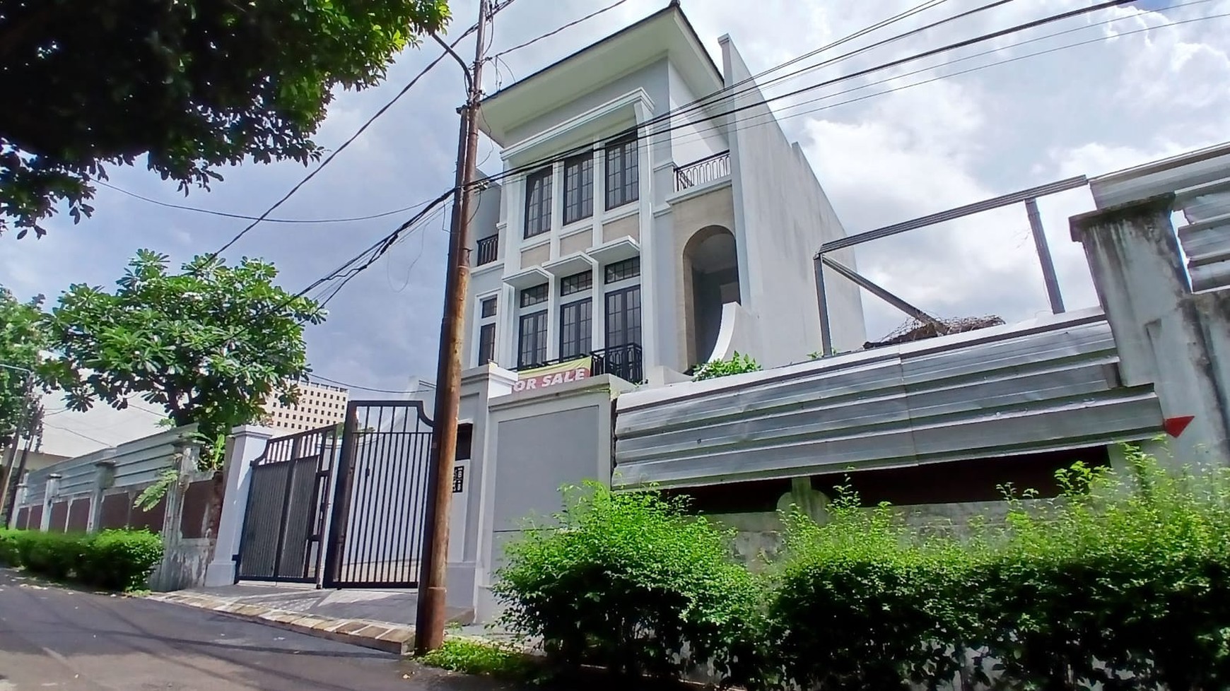 Rumah Mewah Brand New 3 Lantai di Orange Grove Jeruk Purut Jakarta Selatan