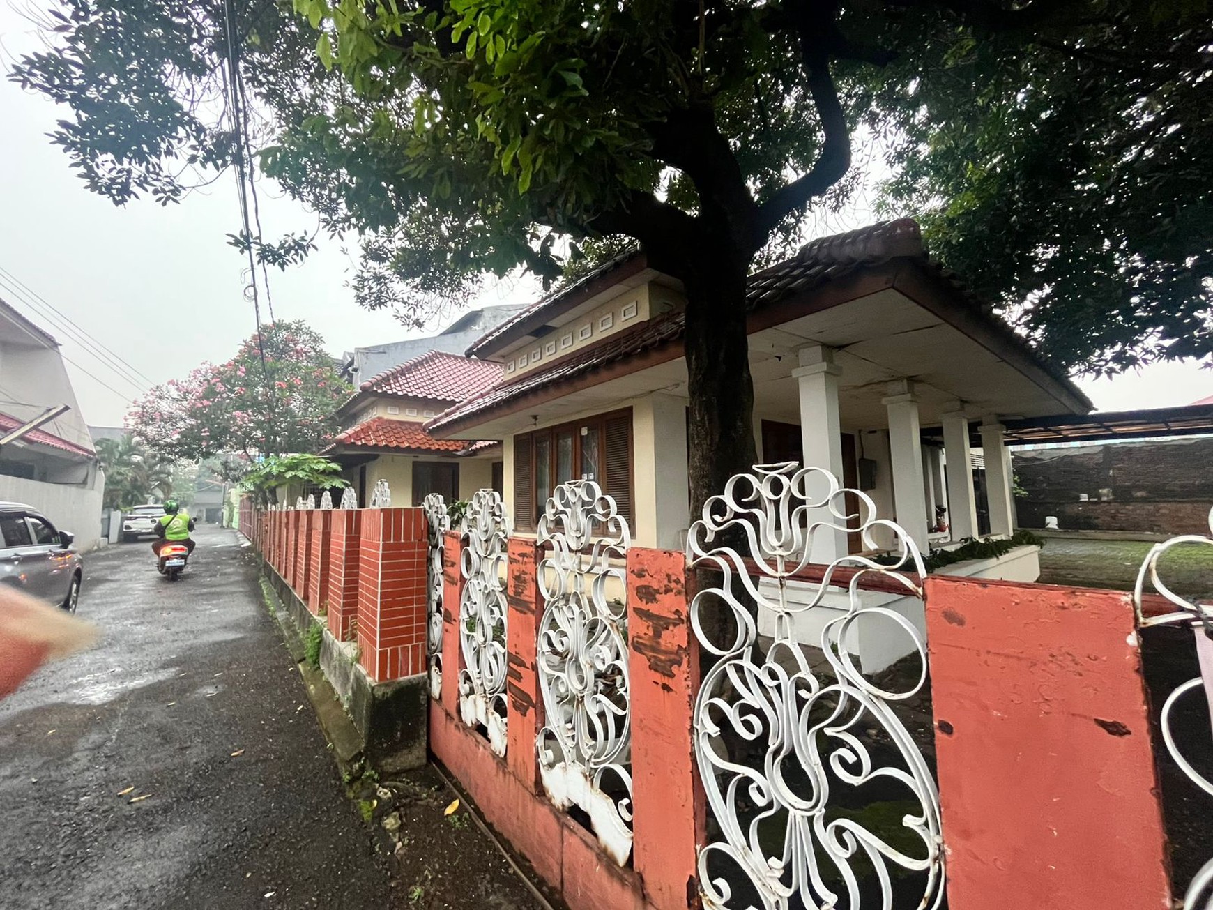 Dijual cepat rumah tua di lokasi strategis Tebet Raya