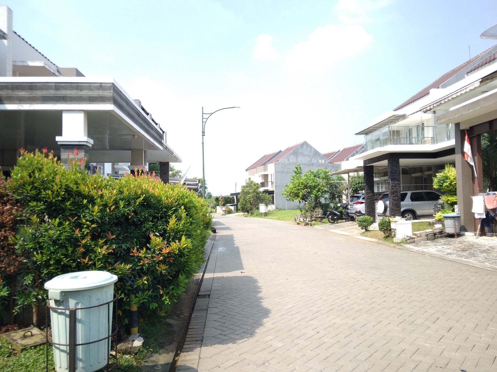 RUMAH CANTIK DI RAFFLES HILLS CIBUBUR SIAP HUNI SEWA PERTAHUN MINIMAL 2 TAHUN