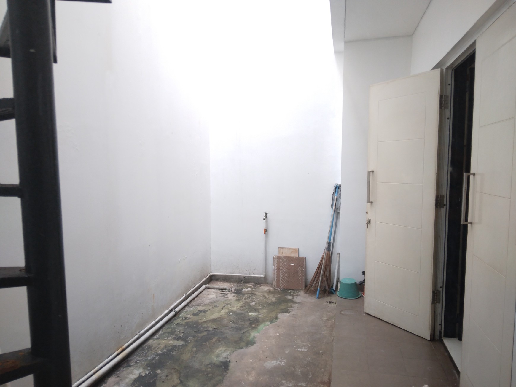 RUMAH CANTIK DI RAFFLES HILLS CIBUBUR SIAP HUNI SEWA PERTAHUN MINIMAL 2 TAHUN