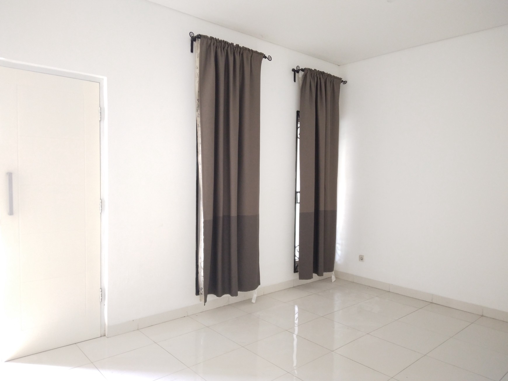 RUMAH CANTIK DI RAFFLES HILLS CIBUBUR SIAP HUNI SEWA PERTAHUN MINIMAL 2 TAHUN