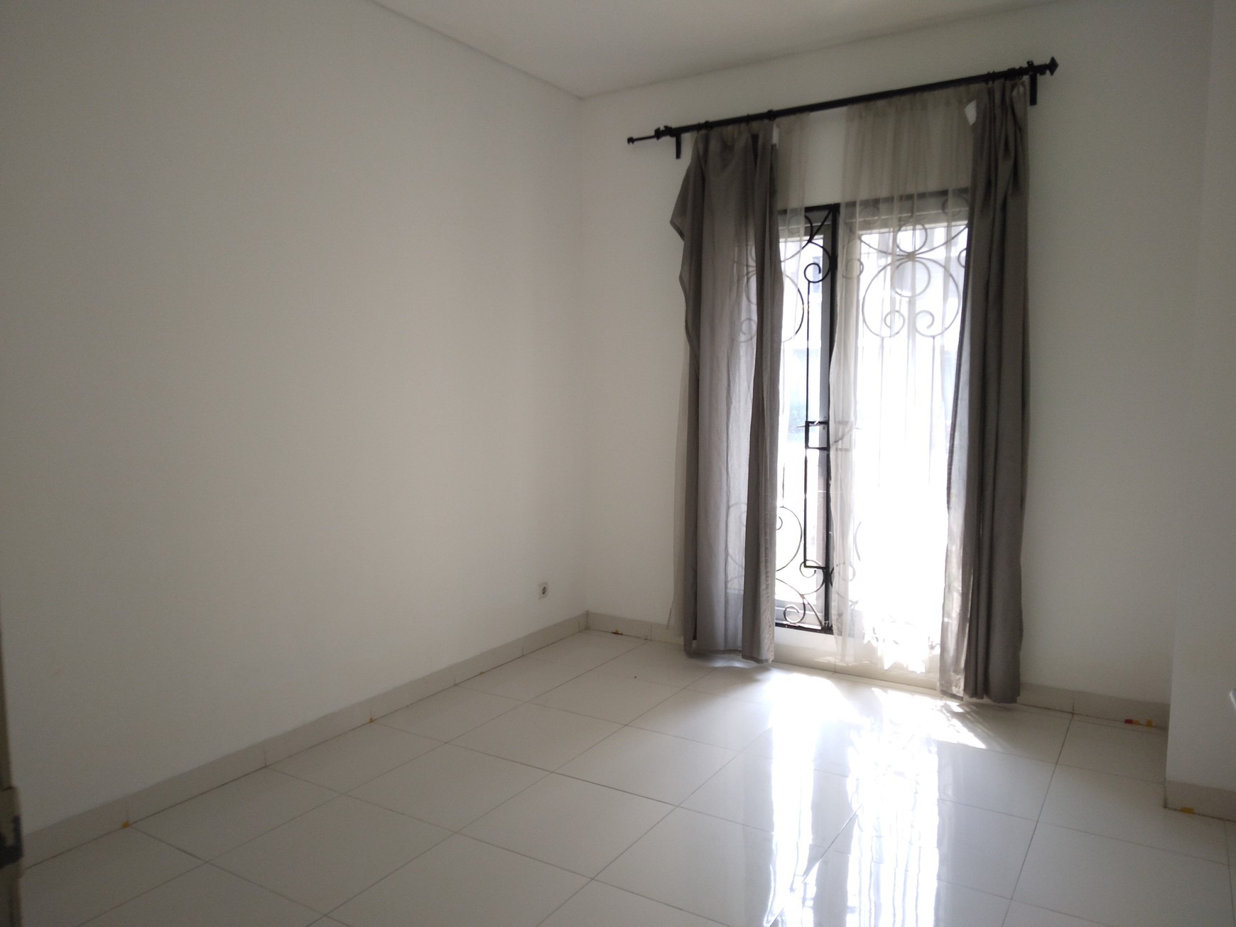 RUMAH CANTIK DI RAFFLES HILLS CIBUBUR SIAP HUNI SEWA PERTAHUN MINIMAL 2 TAHUN