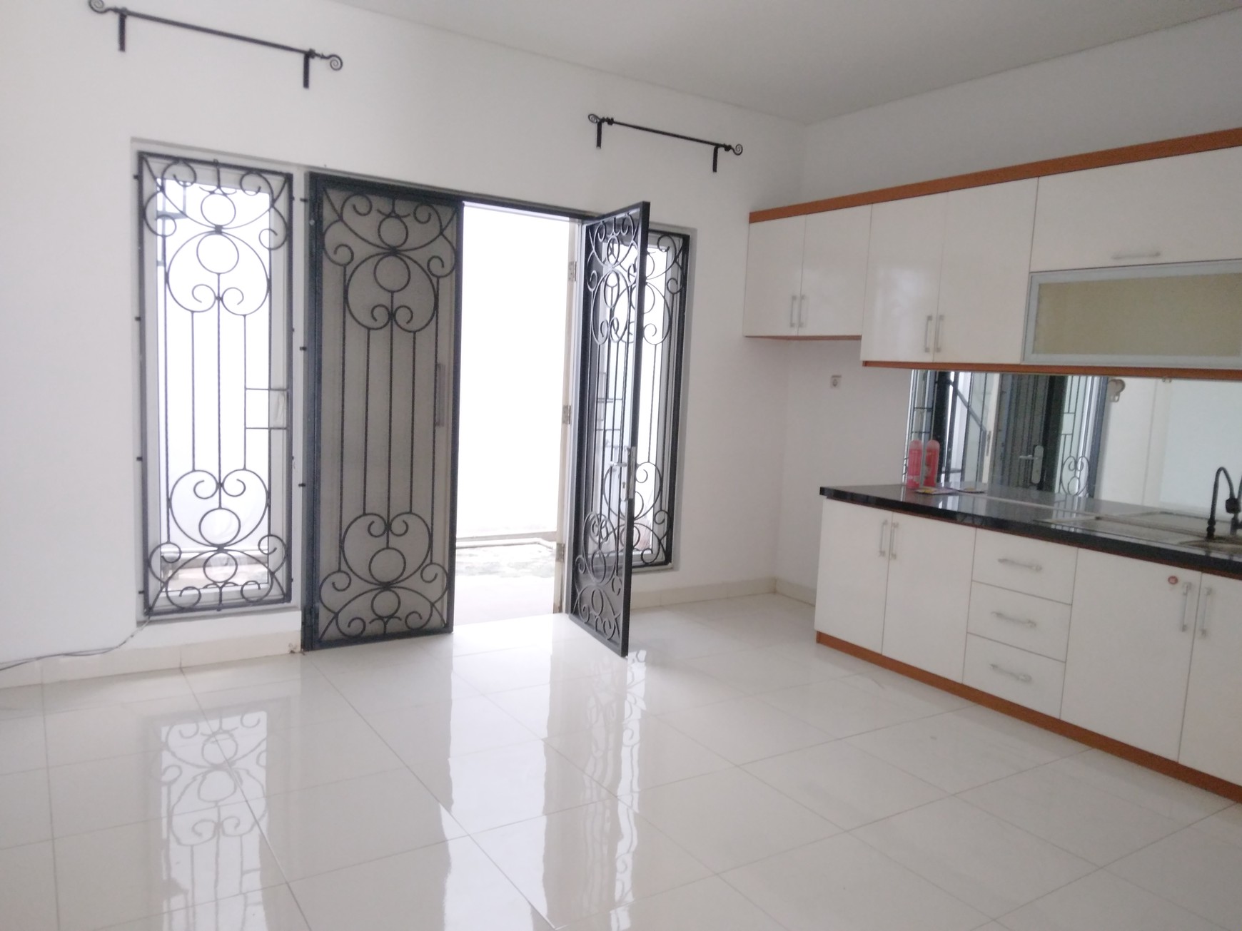 RUMAH CANTIK DI RAFFLES HILLS CIBUBUR SIAP HUNI SEWA PERTAHUN MINIMAL 2 TAHUN