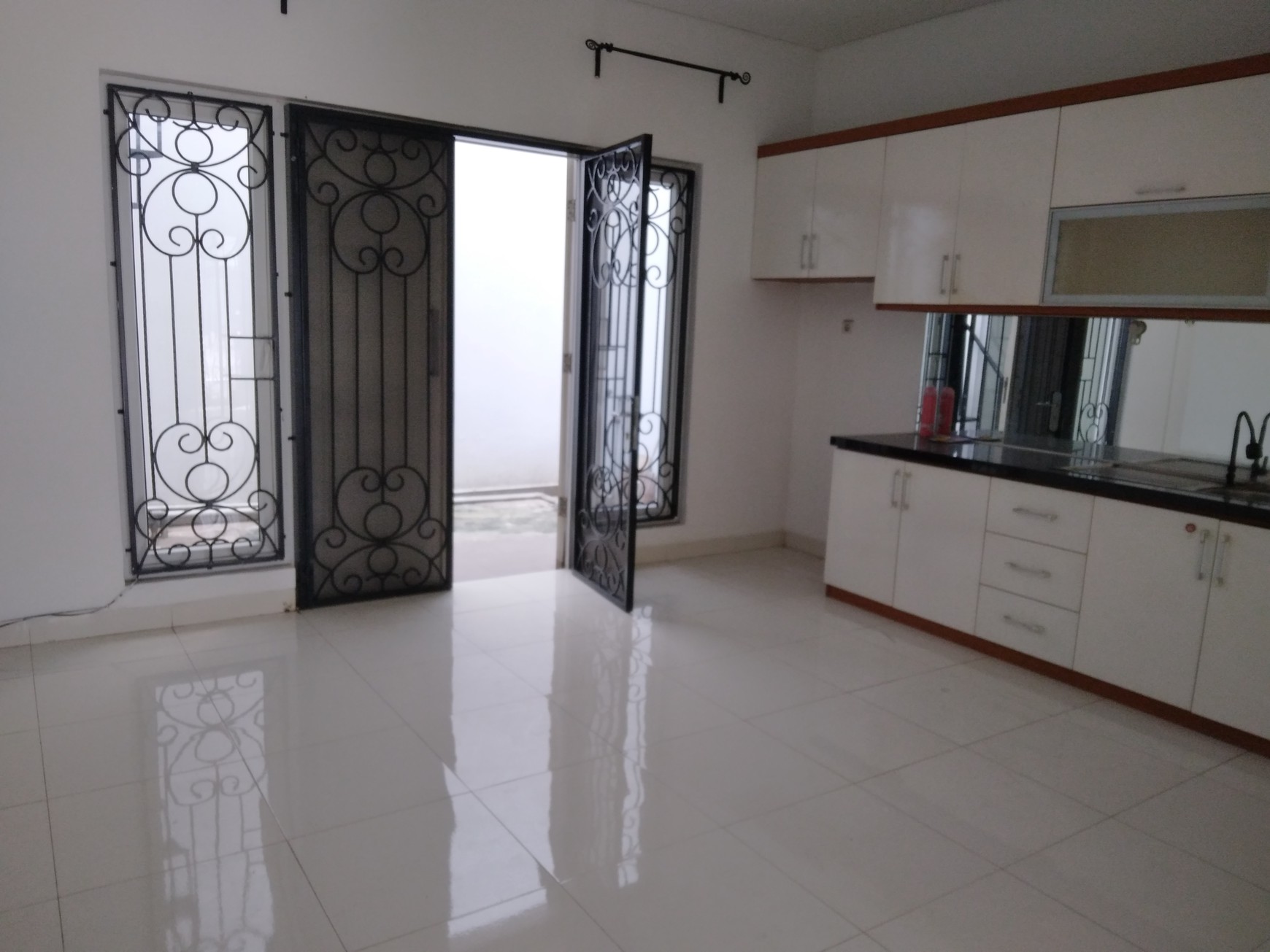 RUMAH CANTIK DI RAFFLES HILLS CIBUBUR SIAP HUNI SEWA PERTAHUN MINIMAL 2 TAHUN