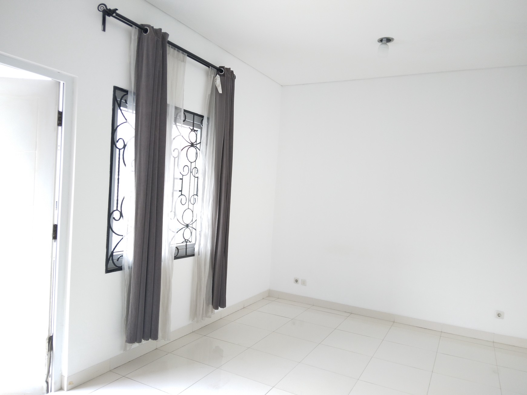 RUMAH CANTIK DI RAFFLES HILLS CIBUBUR SIAP HUNI SEWA PERTAHUN MINIMAL 2 TAHUN