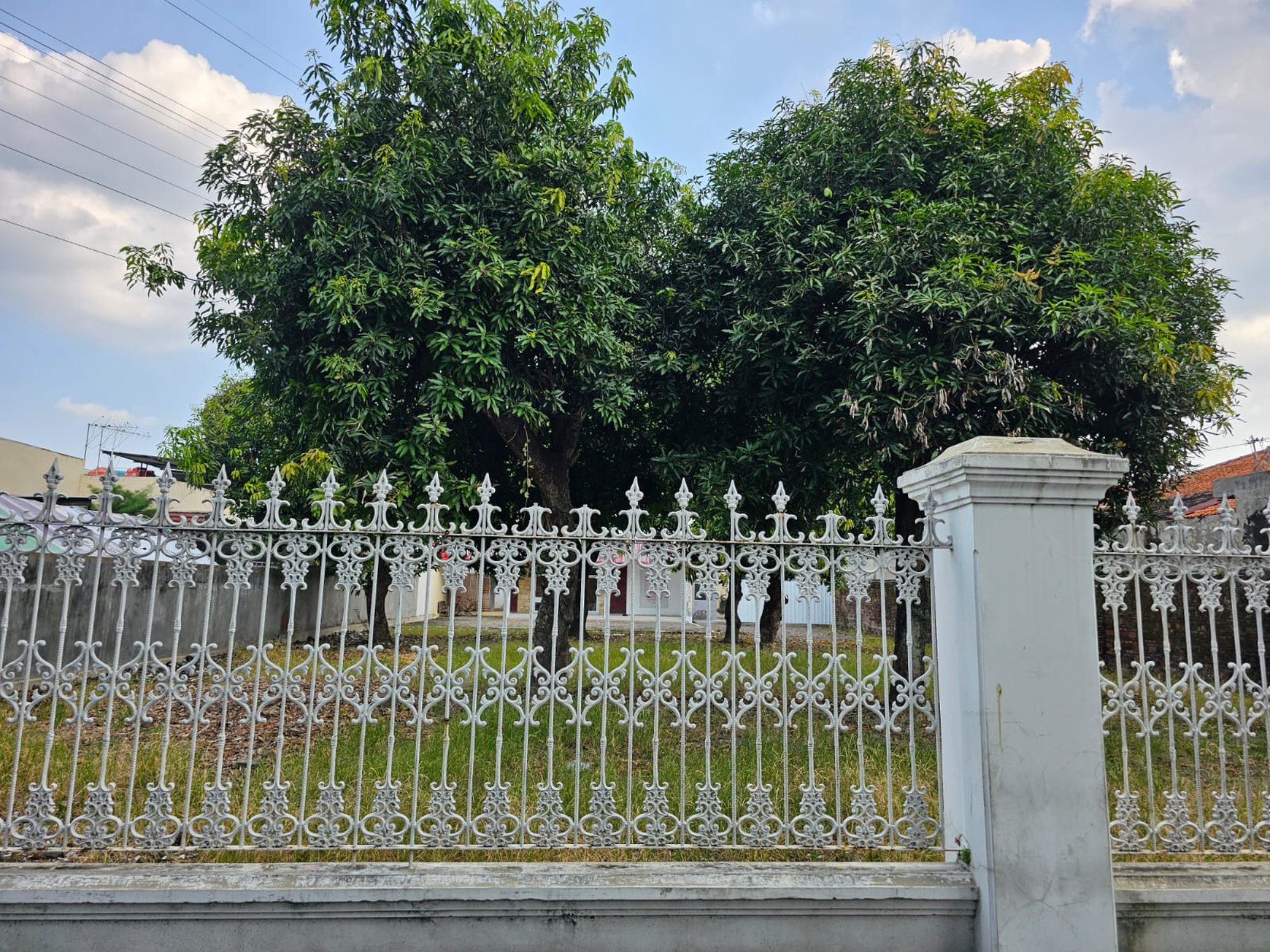 DIJUAL RUMAH  LOKASI STRATEGIS - 1 lantai Jl LU Adisucipto - Solo