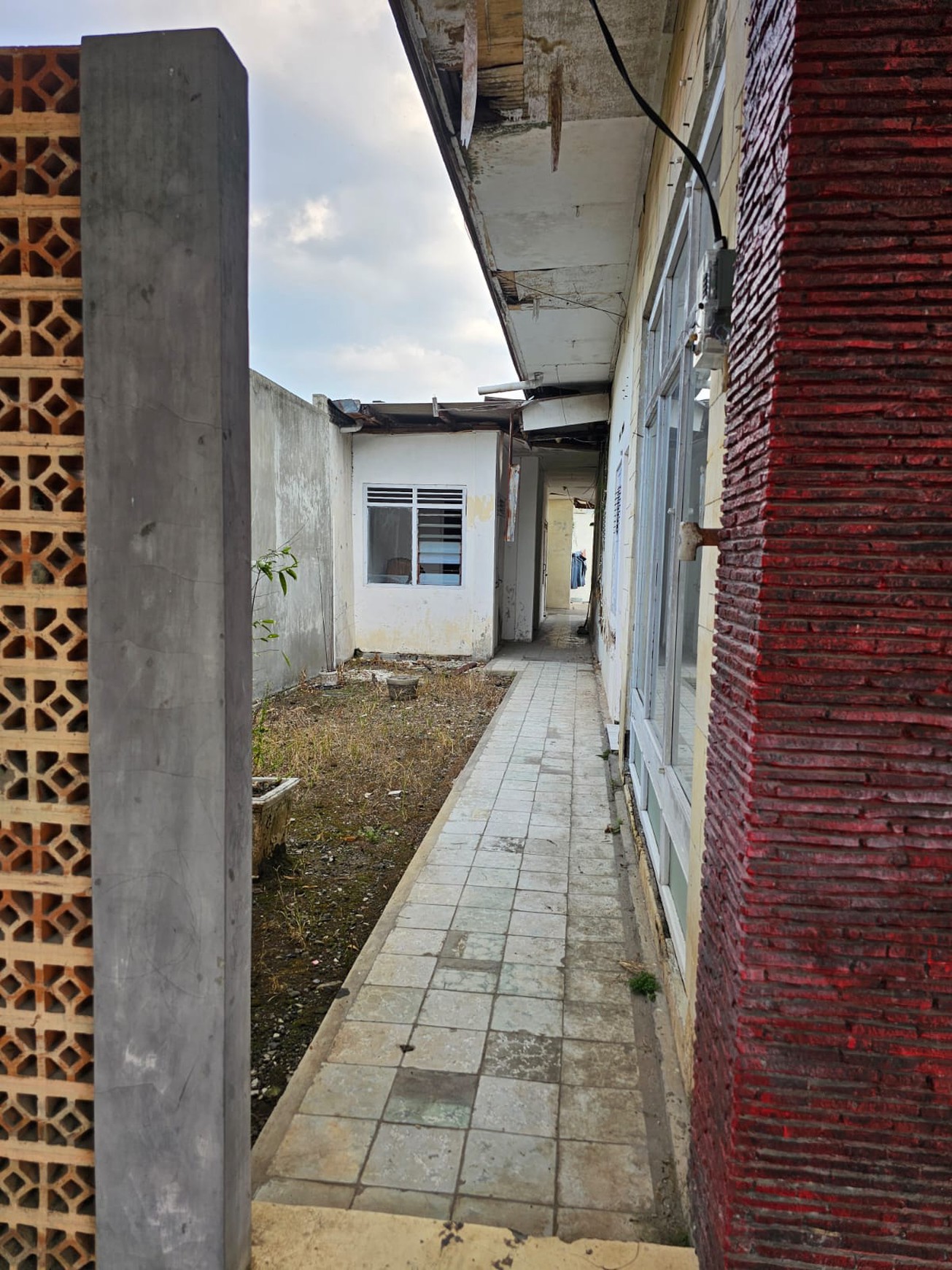 DIJUAL RUMAH  LOKASI STRATEGIS - 1 lantai Jl LU Adisucipto - Solo