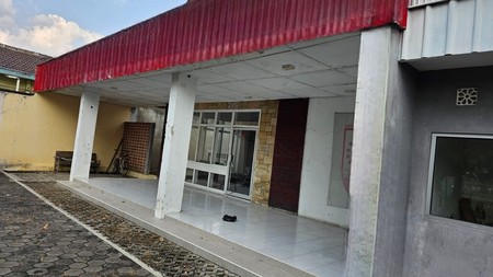 DIJUAL RUMAH  LOKASI STRATEGIS - 1 lantai Jl LU Adisucipto - Solo