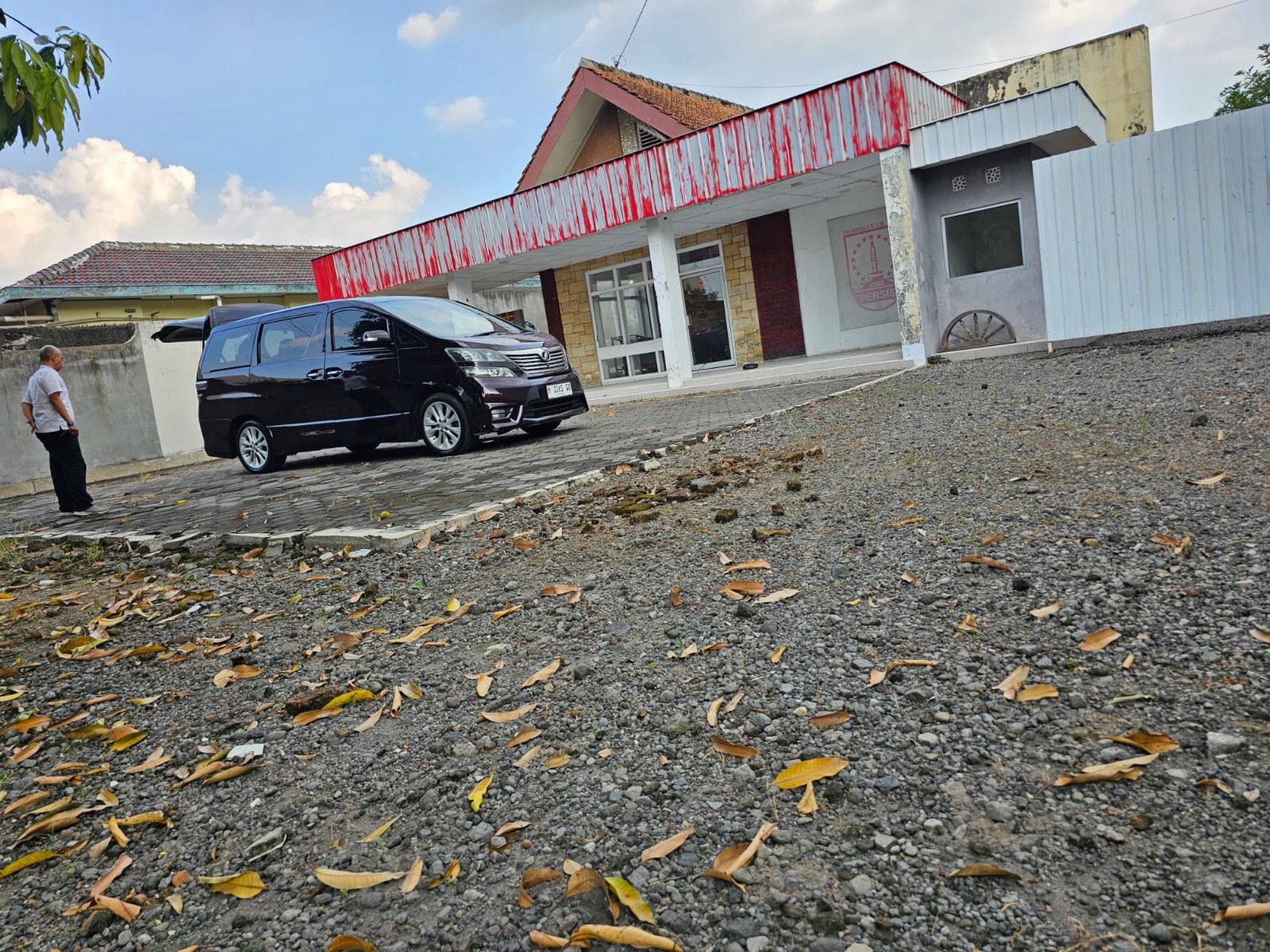 DIJUAL RUMAH  LOKASI STRATEGIS - 1 lantai Jl LU Adisucipto - Solo