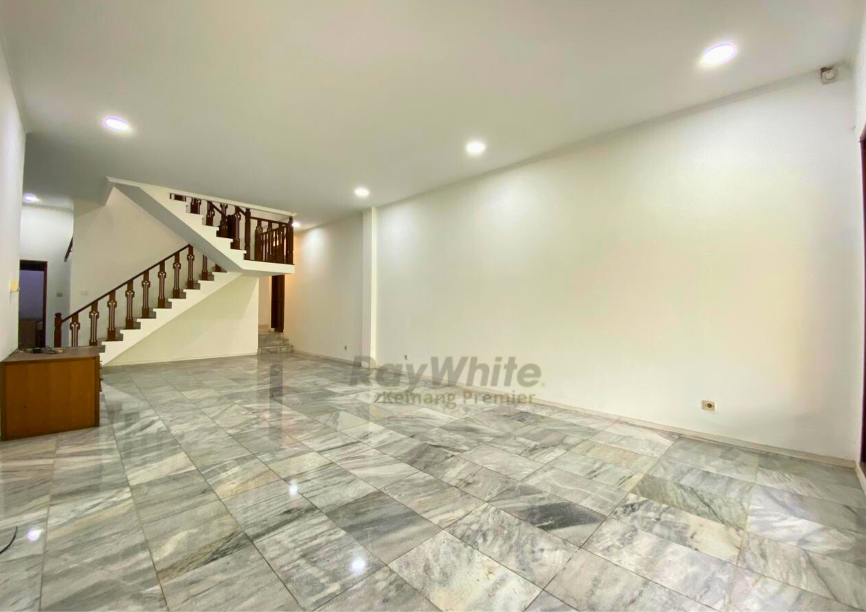 Rumah Luas 319 m2 di Cawang, Siap Huni, Lokasi Strategis Dekat Tol, LRT dan Sekolah