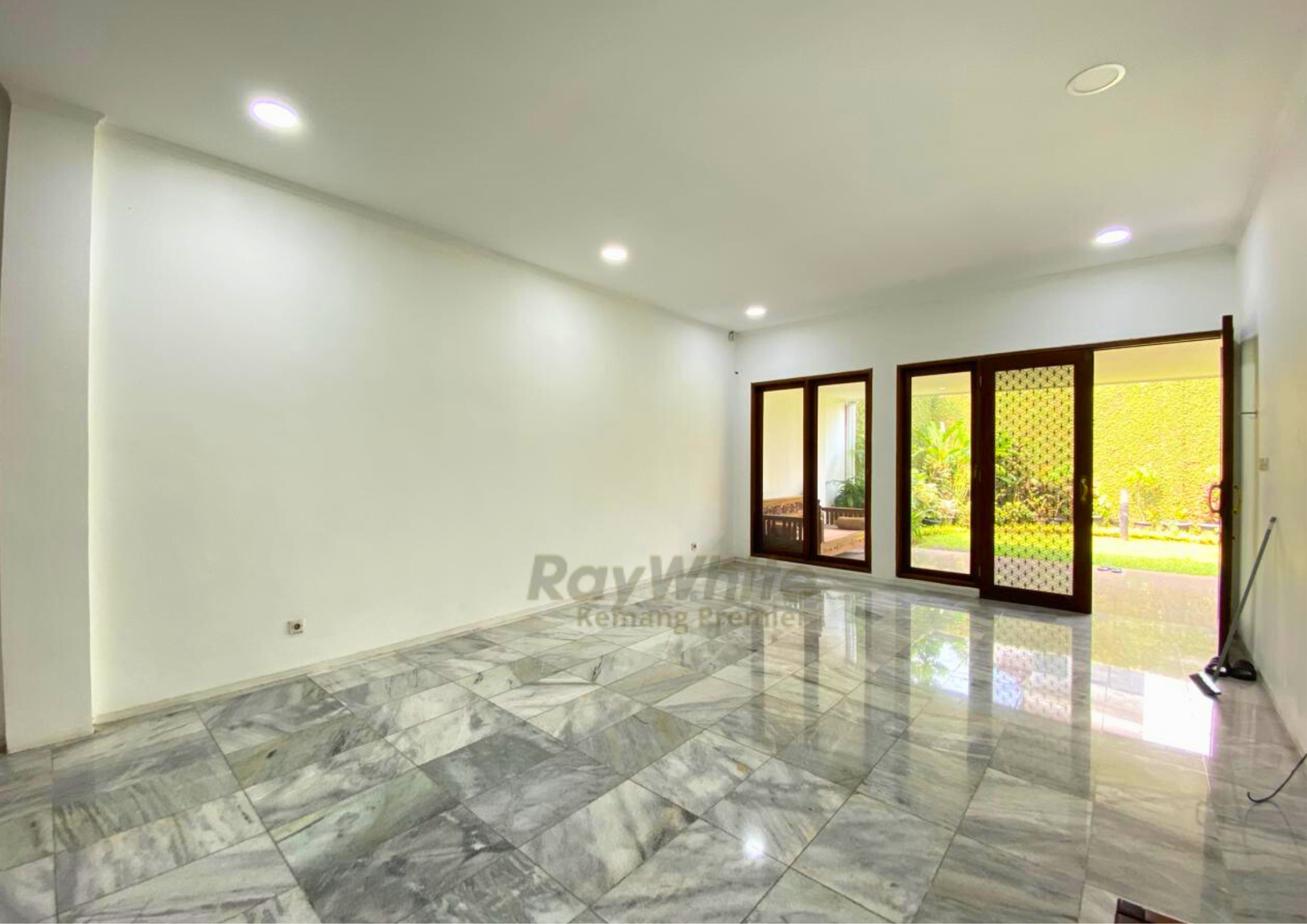 Rumah Luas 319 m2 di Cawang, Siap Huni, Lokasi Strategis Dekat Tol, LRT dan Sekolah